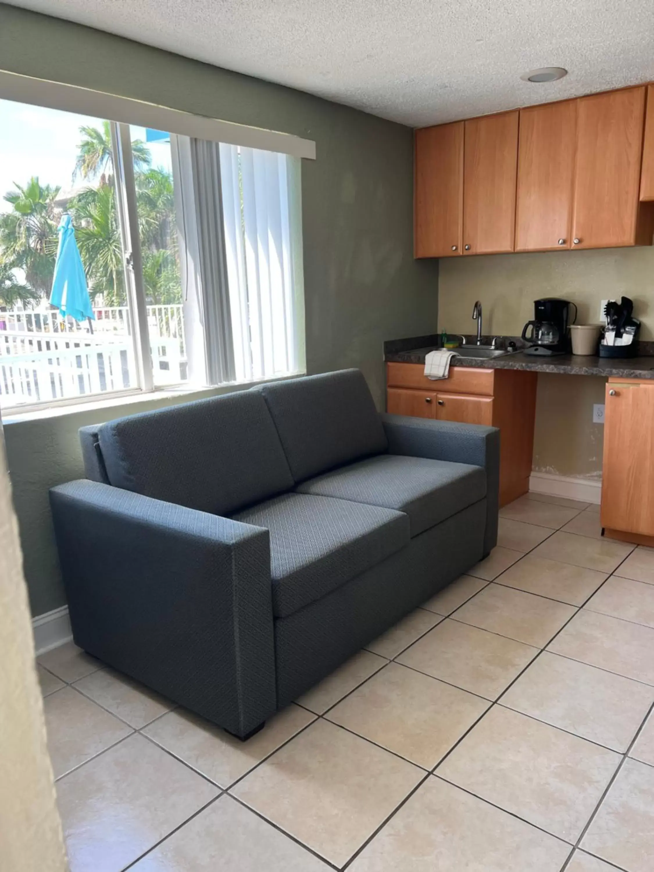 Kitchen or kitchenette, Seating Area in Bayside Inn and Marina