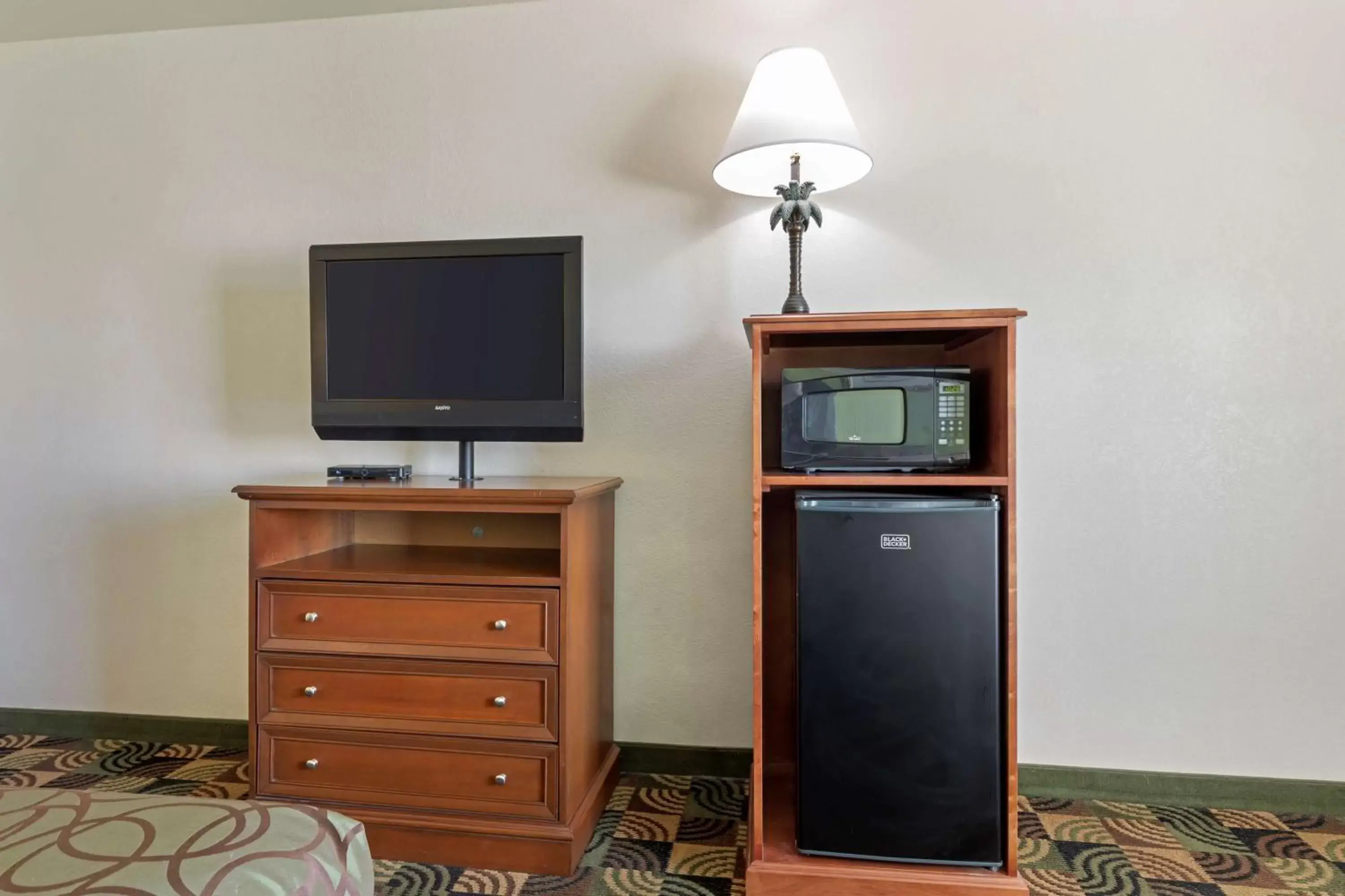 Bedroom, TV/Entertainment Center in Best Western Caprock Inn