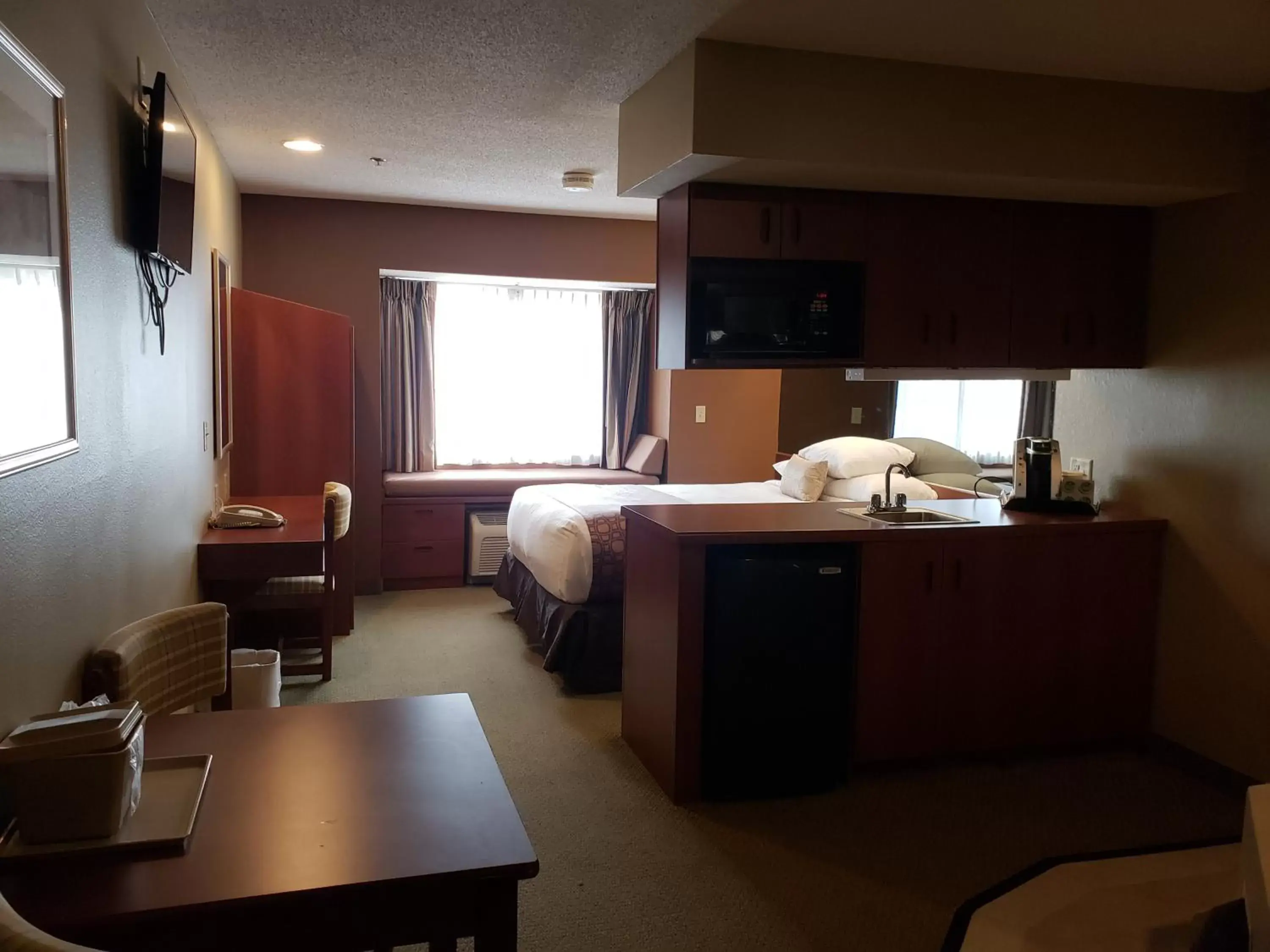 Photo of the whole room, Kitchen/Kitchenette in Microtel Inn & Suites Dover by Wyndham