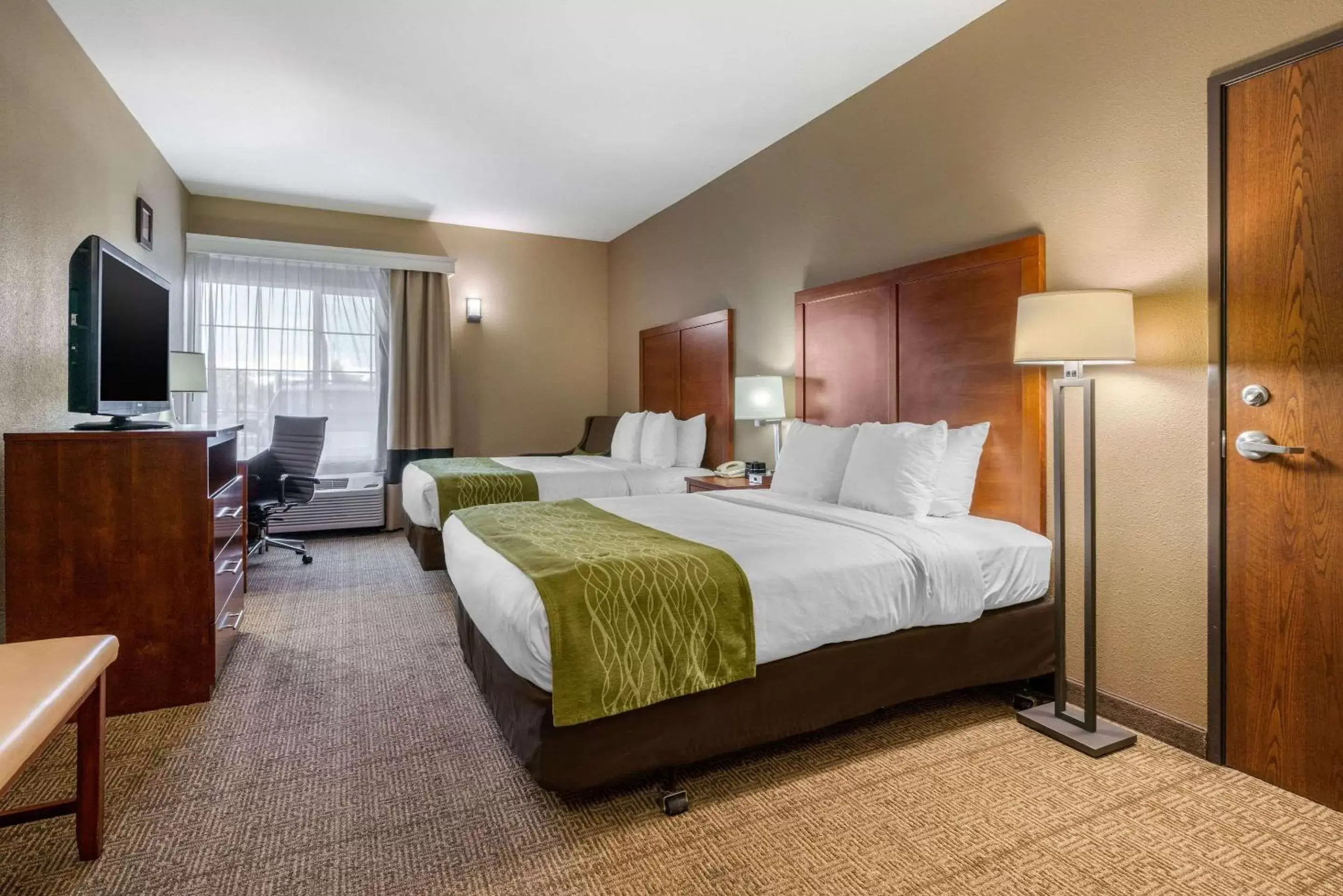 Photo of the whole room, Bed in Comfort Inn & Suites Sacramento – University Area