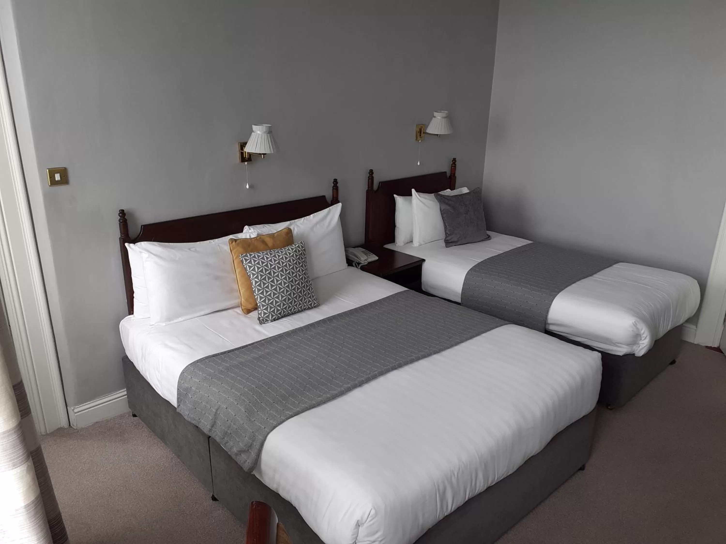 Bedroom, Bed in Commodore Hotel