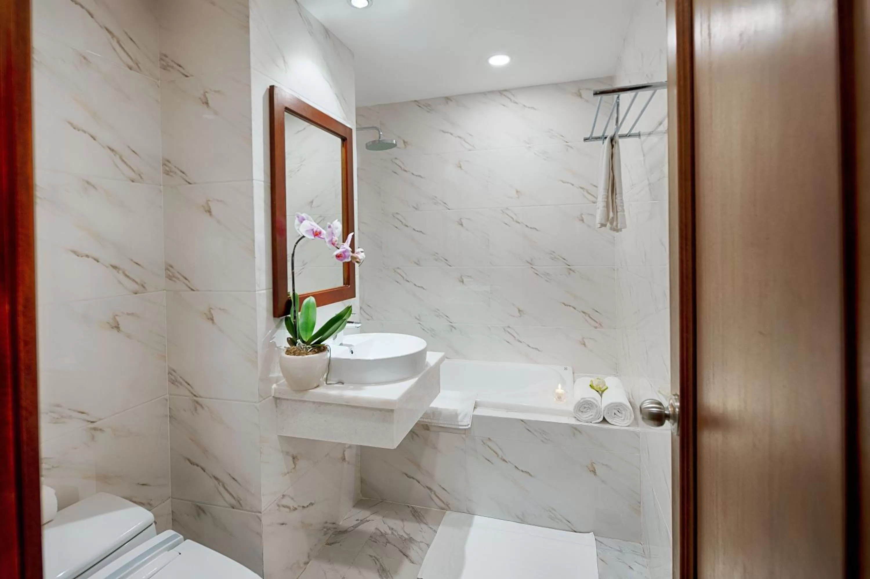 Toilet in Happy Life Grand Hotel & Rooftop Skybar