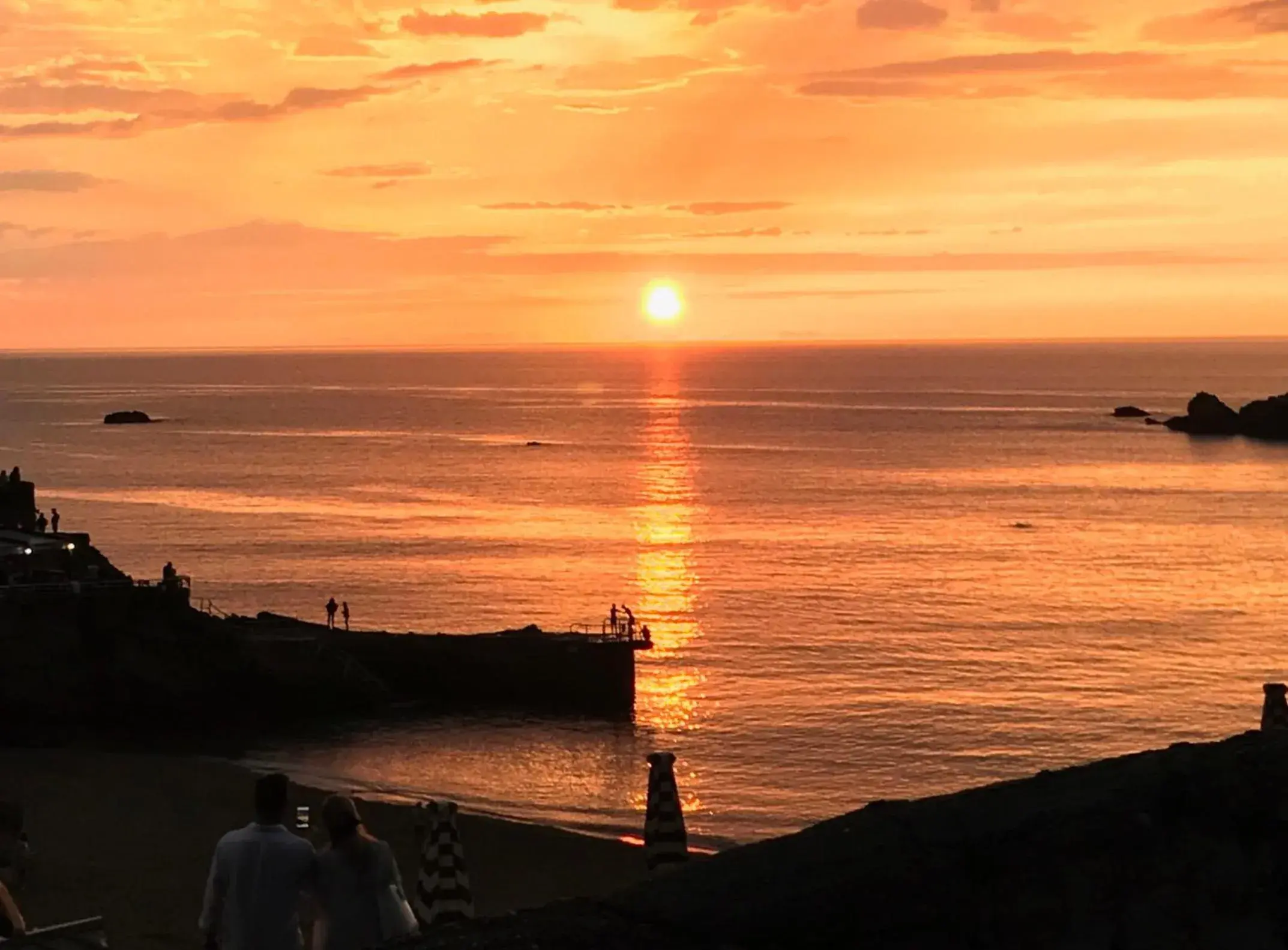 Neighbourhood, Sunrise/Sunset in Hôtel Georges VI