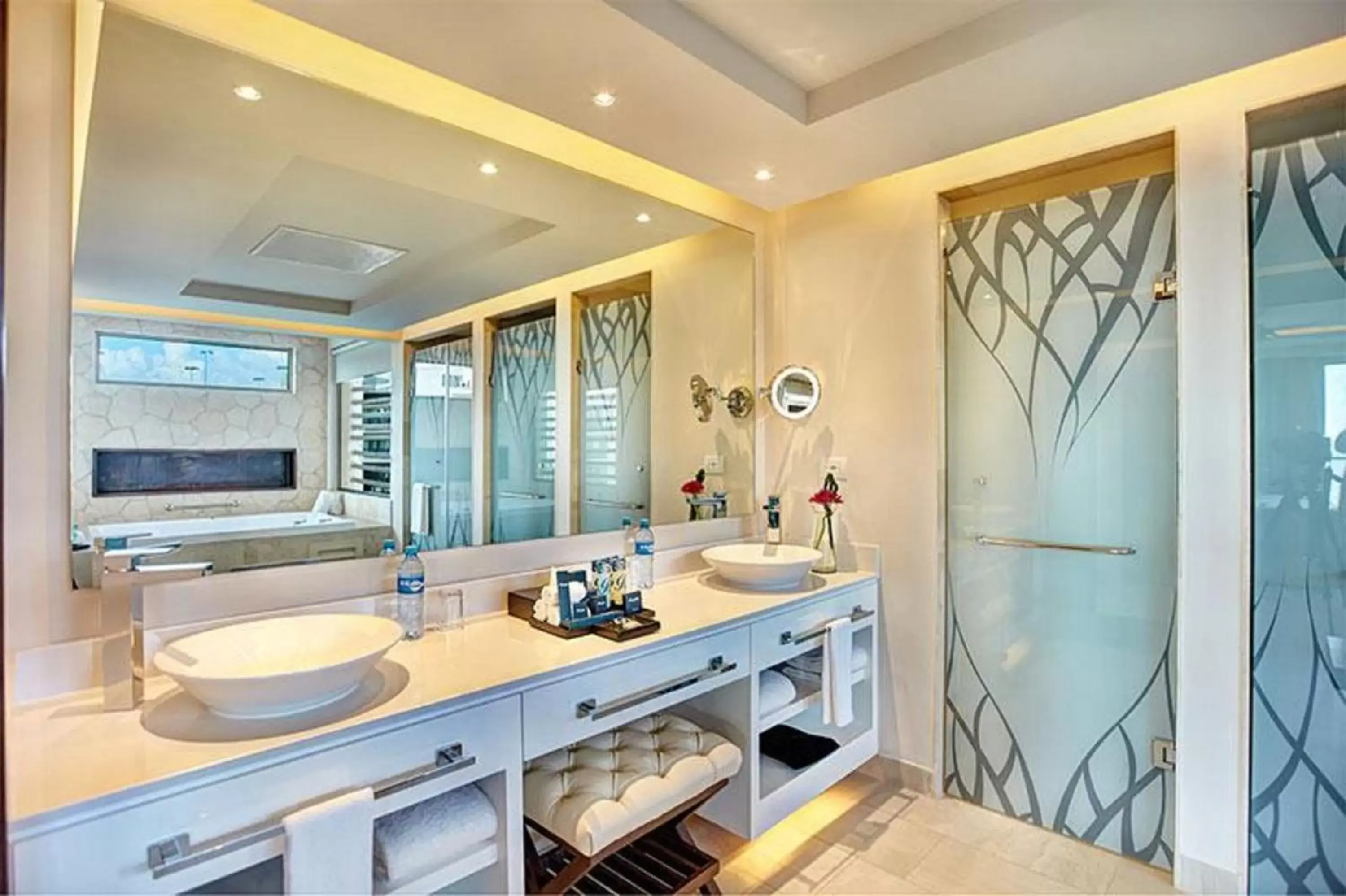 Bathroom, Dining Area in Royalton Riviera Cancun, An Autograph Collection All-Inclusive Resort & Casino