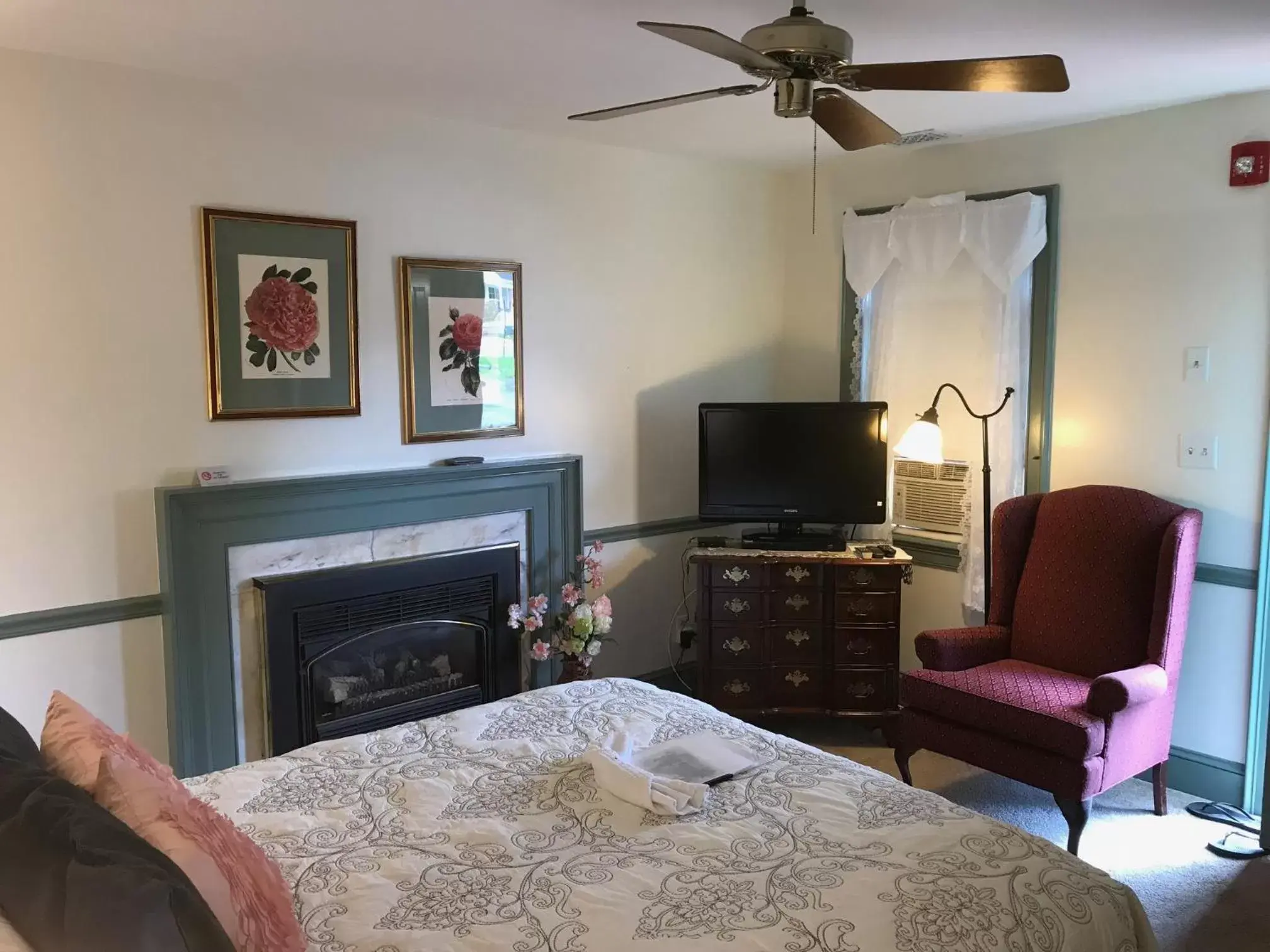 Photo of the whole room, TV/Entertainment Center in Parsonage Inn Bed and Breakfast