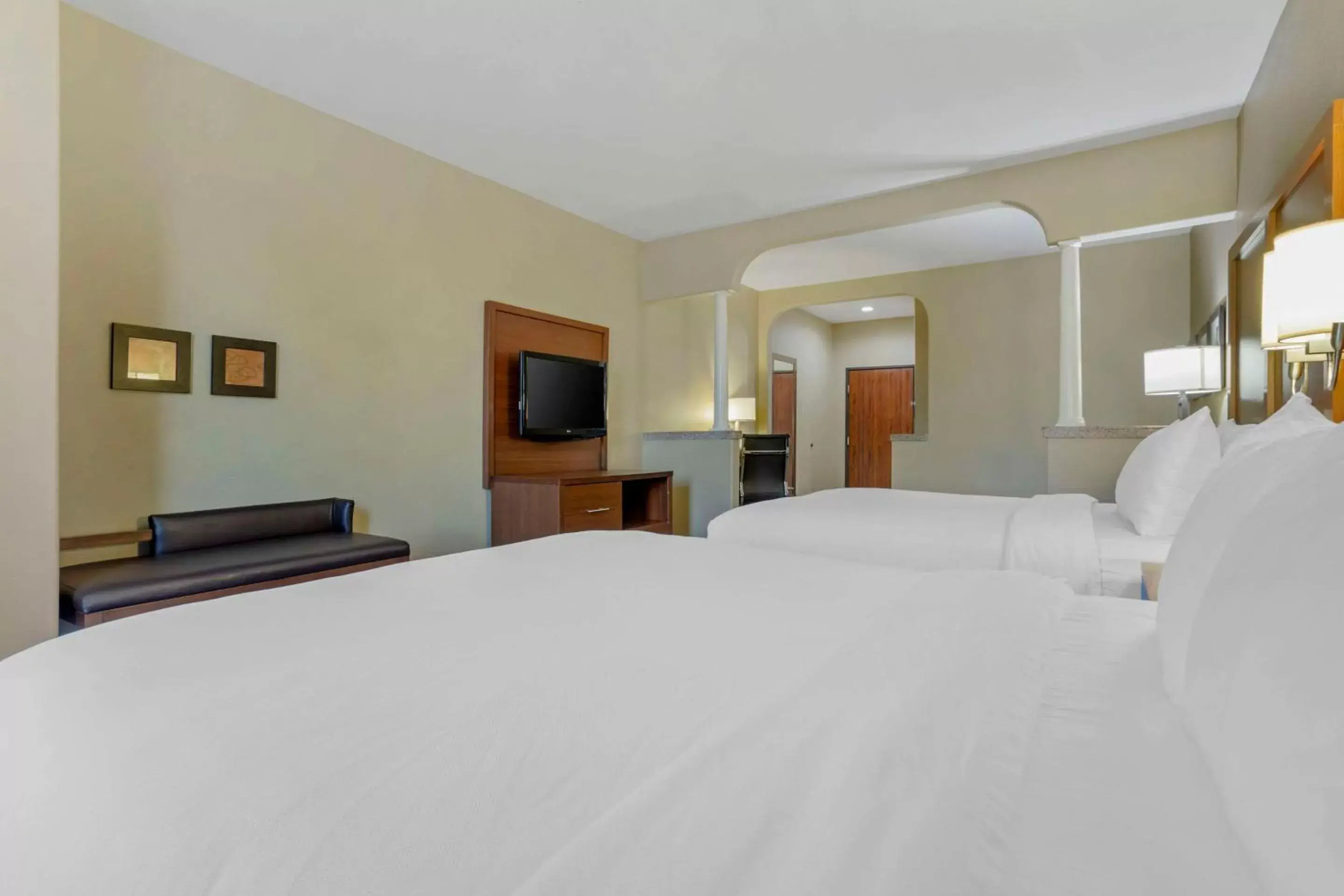 Bedroom, Bed in Comfort Suites Houston NW - Vintage Park