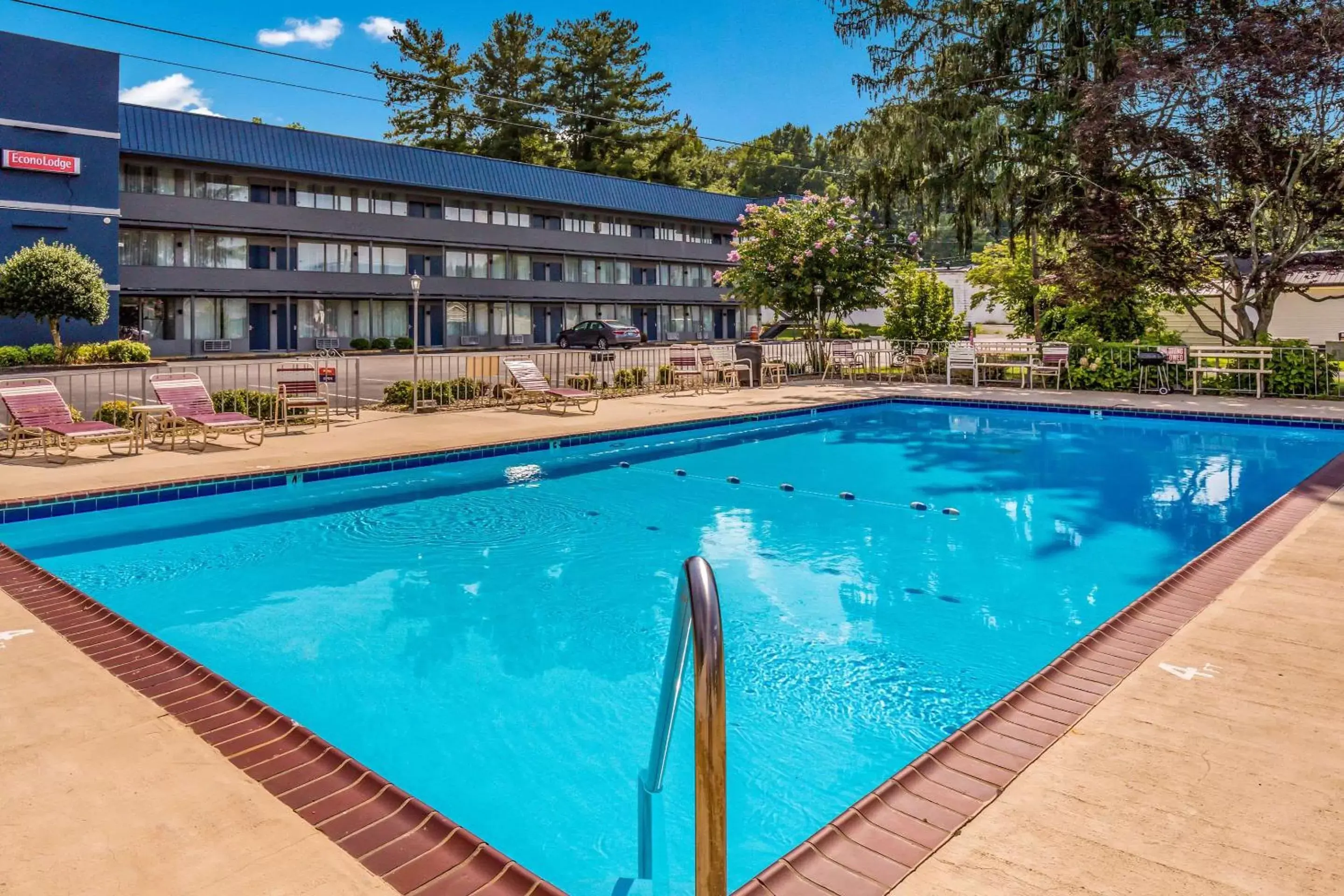 Swimming Pool in Suburban Studios Middlesboro