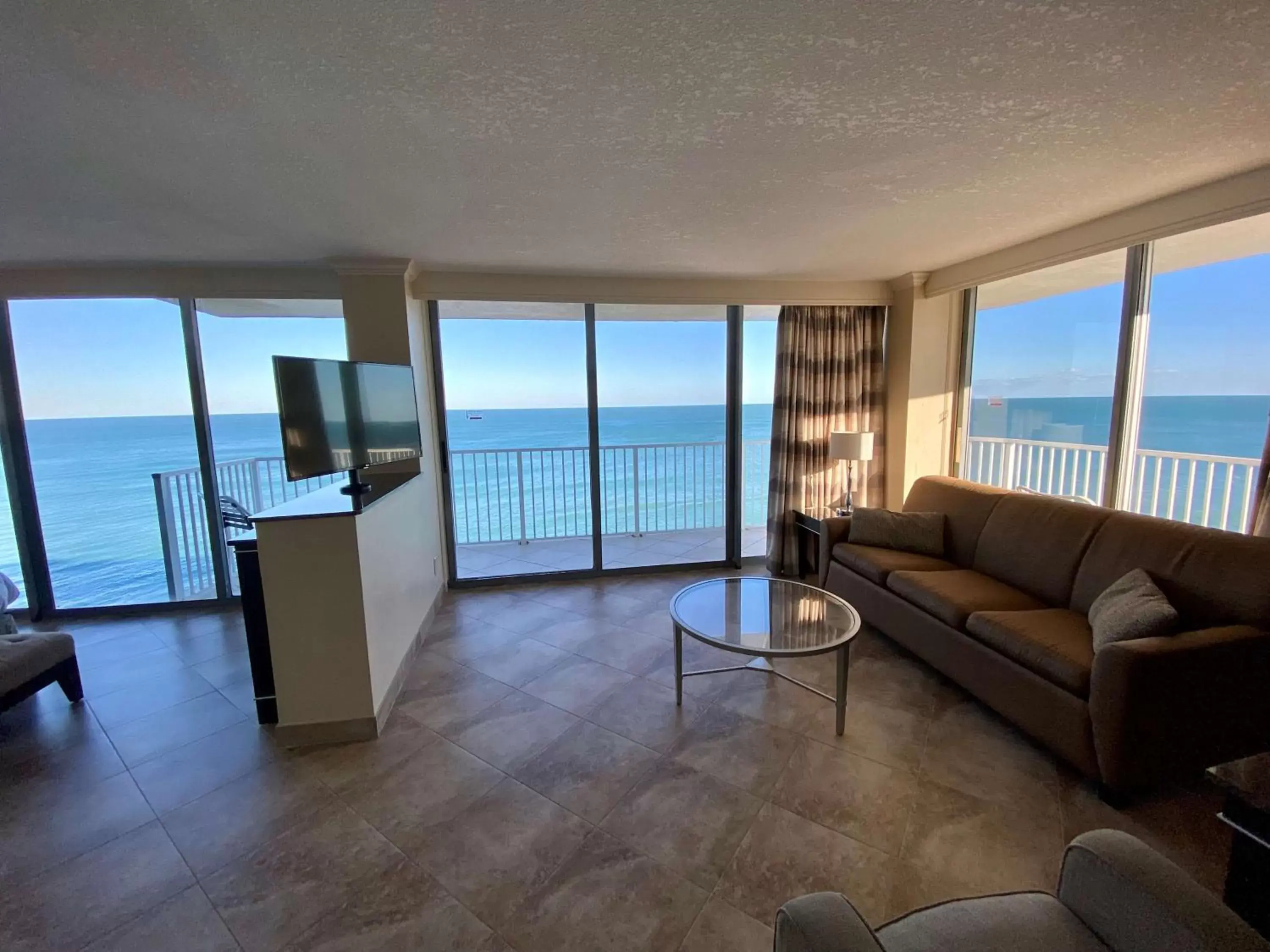 Living room, Sea View in Radisson Suite Hotel Oceanfront