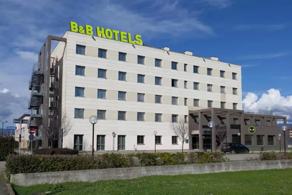 Facade/entrance, Property Building in B&B Hotel Arezzo