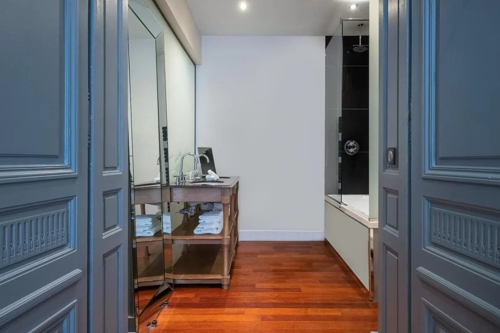 Bathroom, TV/Entertainment Center in Le Boutique Hotel & Spa