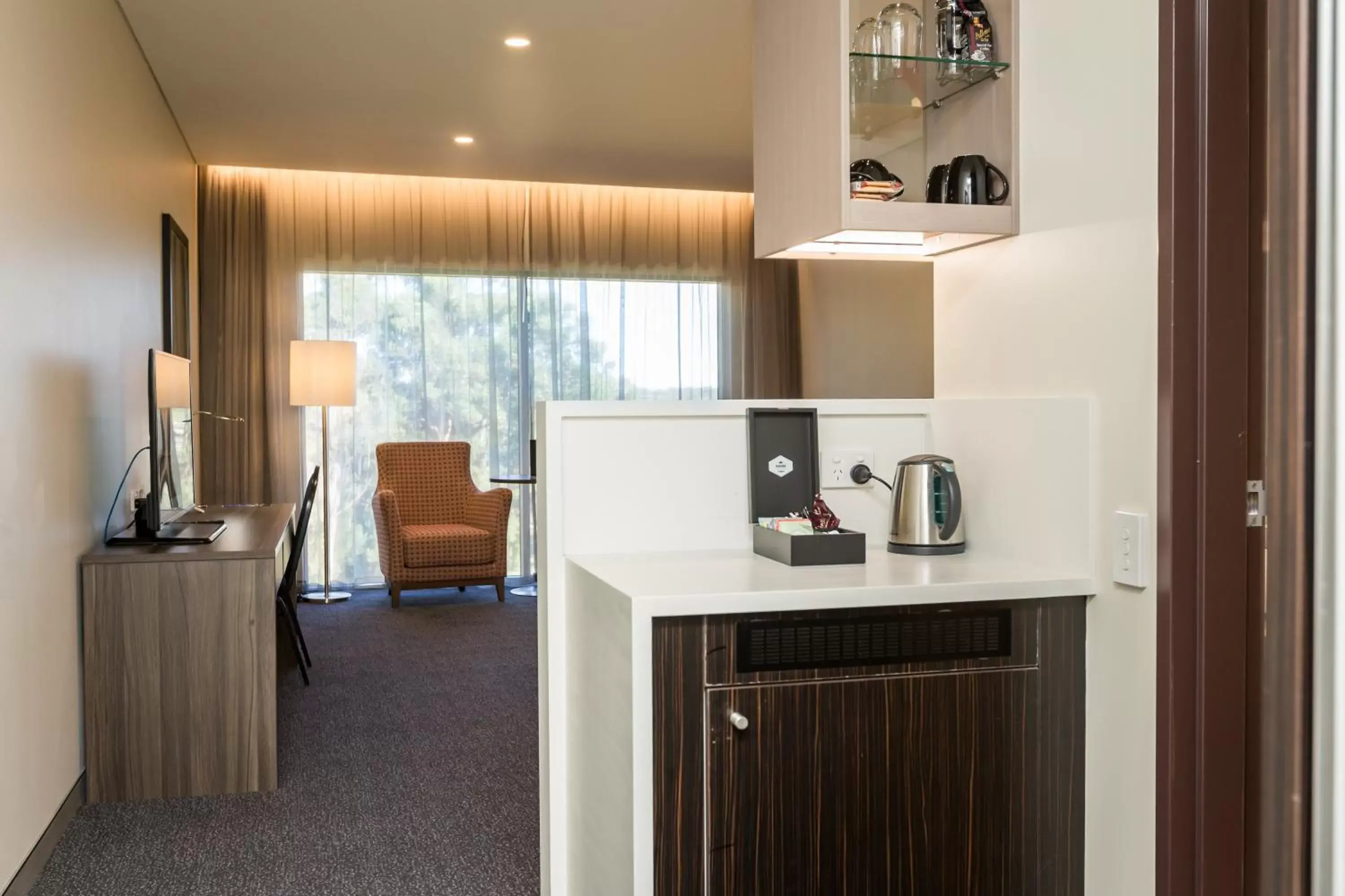 Coffee/tea facilities, Kitchen/Kitchenette in Alexandra Hills Hotel