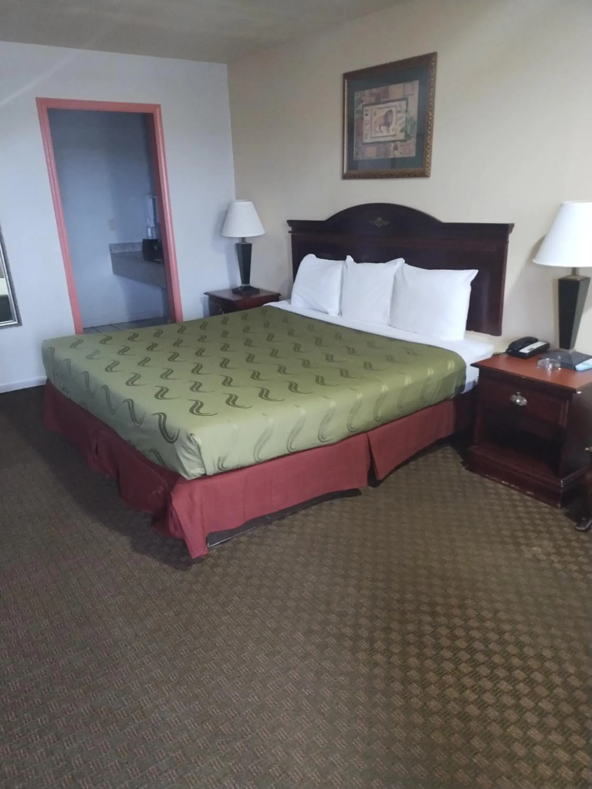 Bed in Howards Inn Motel