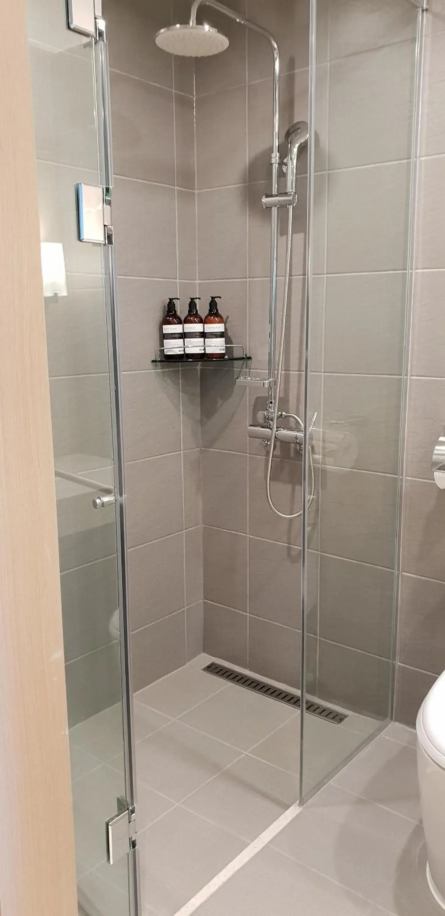 Shower, Bathroom in Hotel Win Story