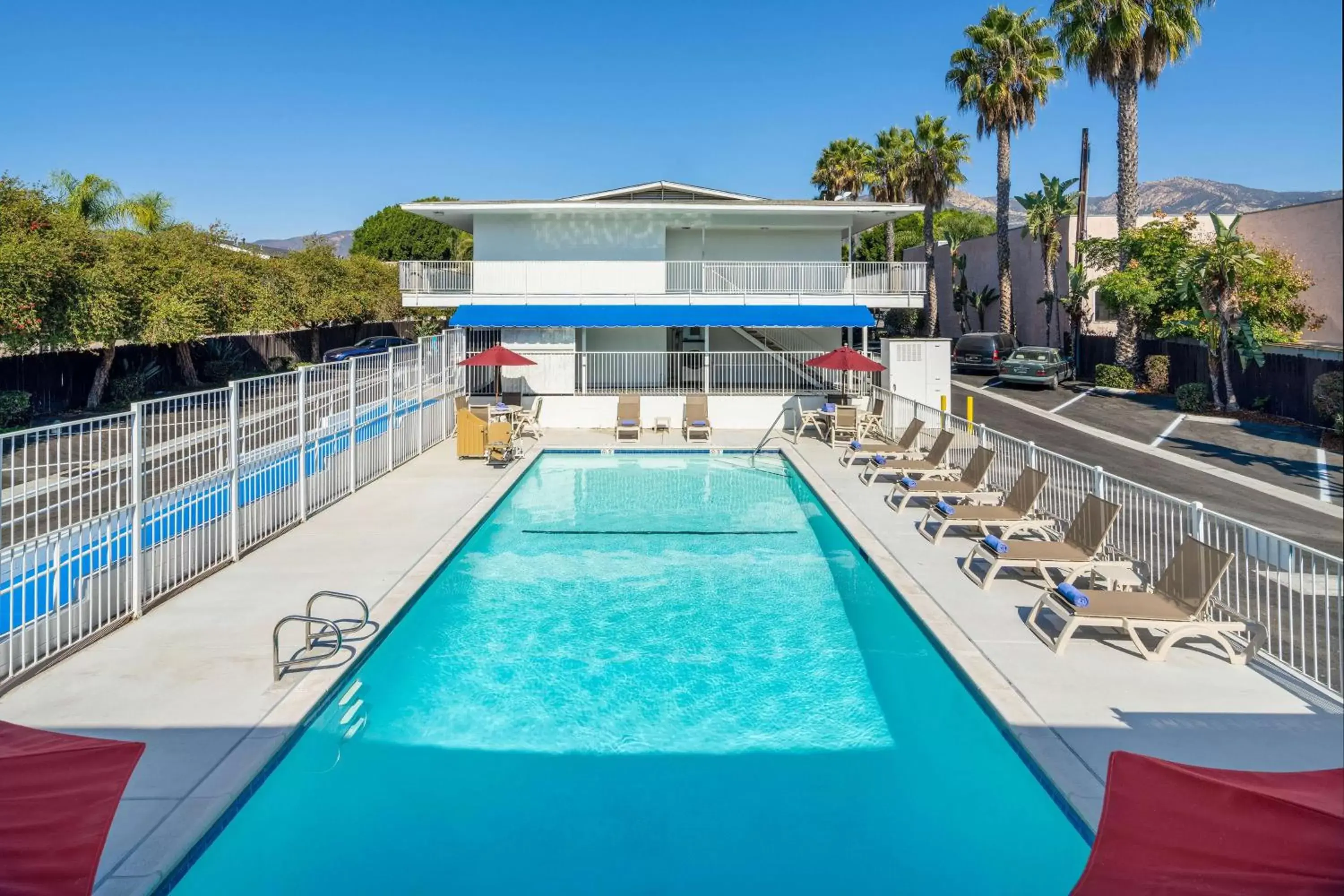Activities, Swimming Pool in Motel 6-Santa Barbara, CA - State Street