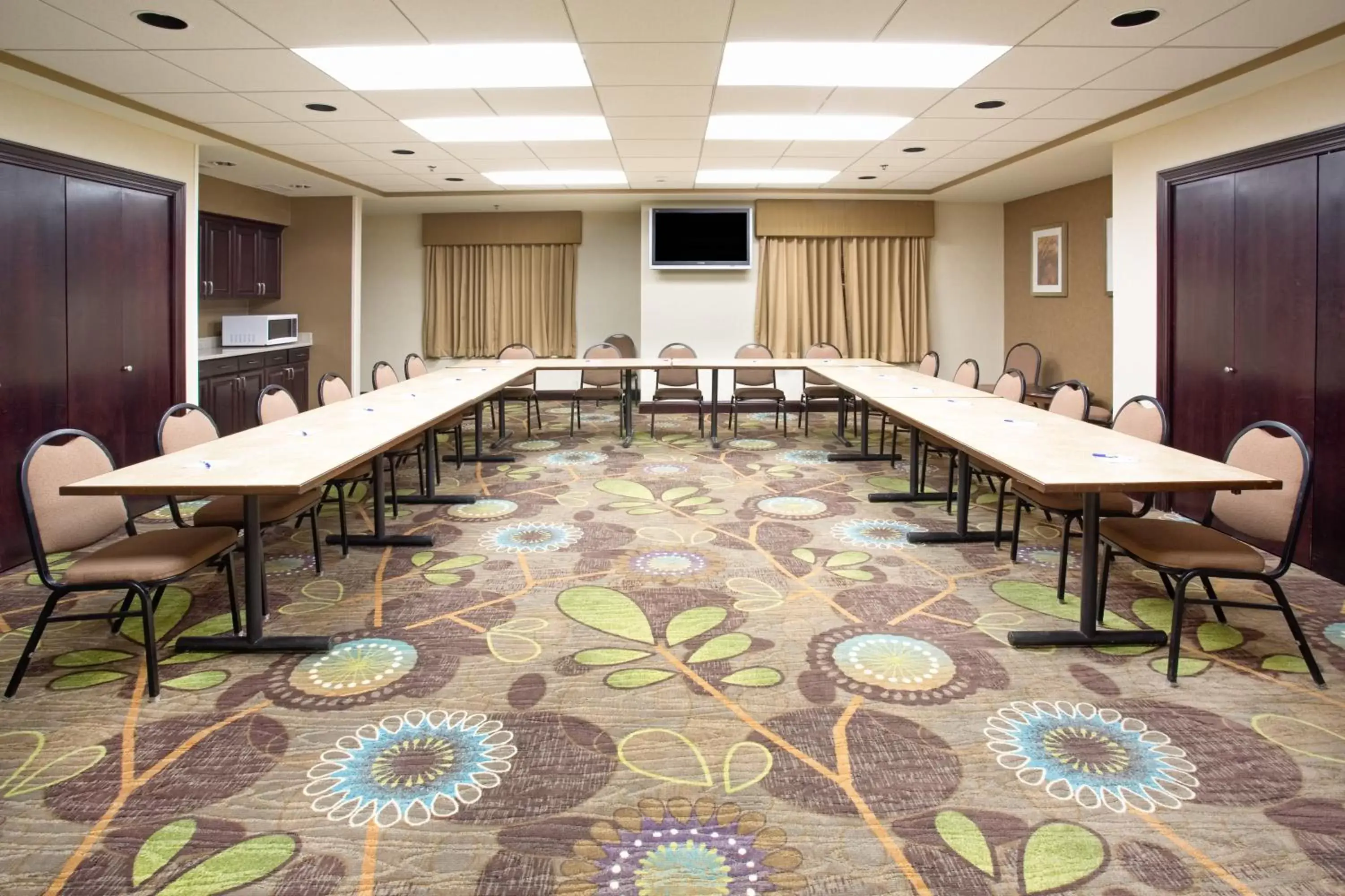 Meeting/conference room in Holiday Inn Express Hotel & Suites Minot South, an IHG Hotel