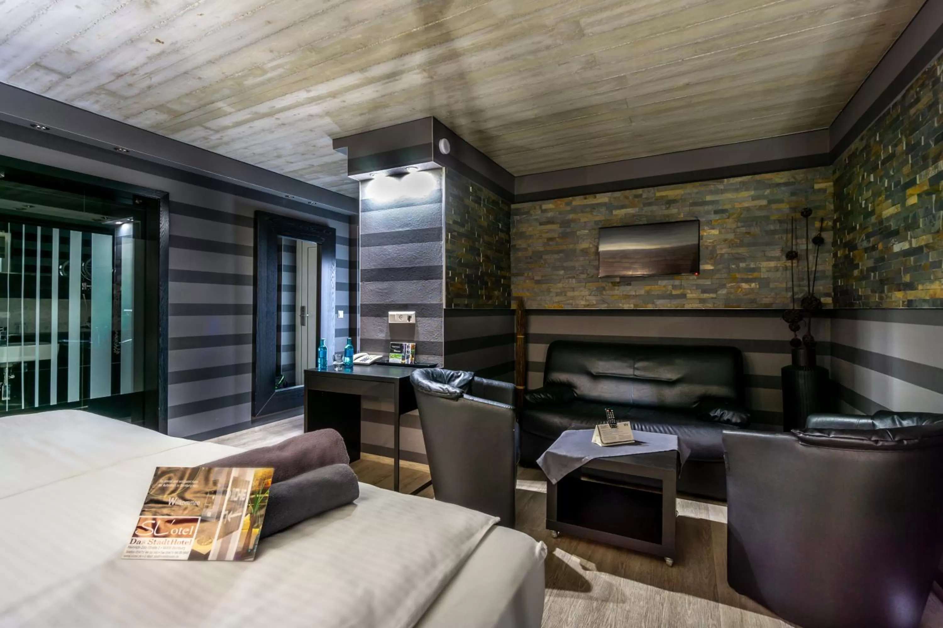 Seating area, Bed in SL'otel - Das StadtHotel - voll Klimatisiert