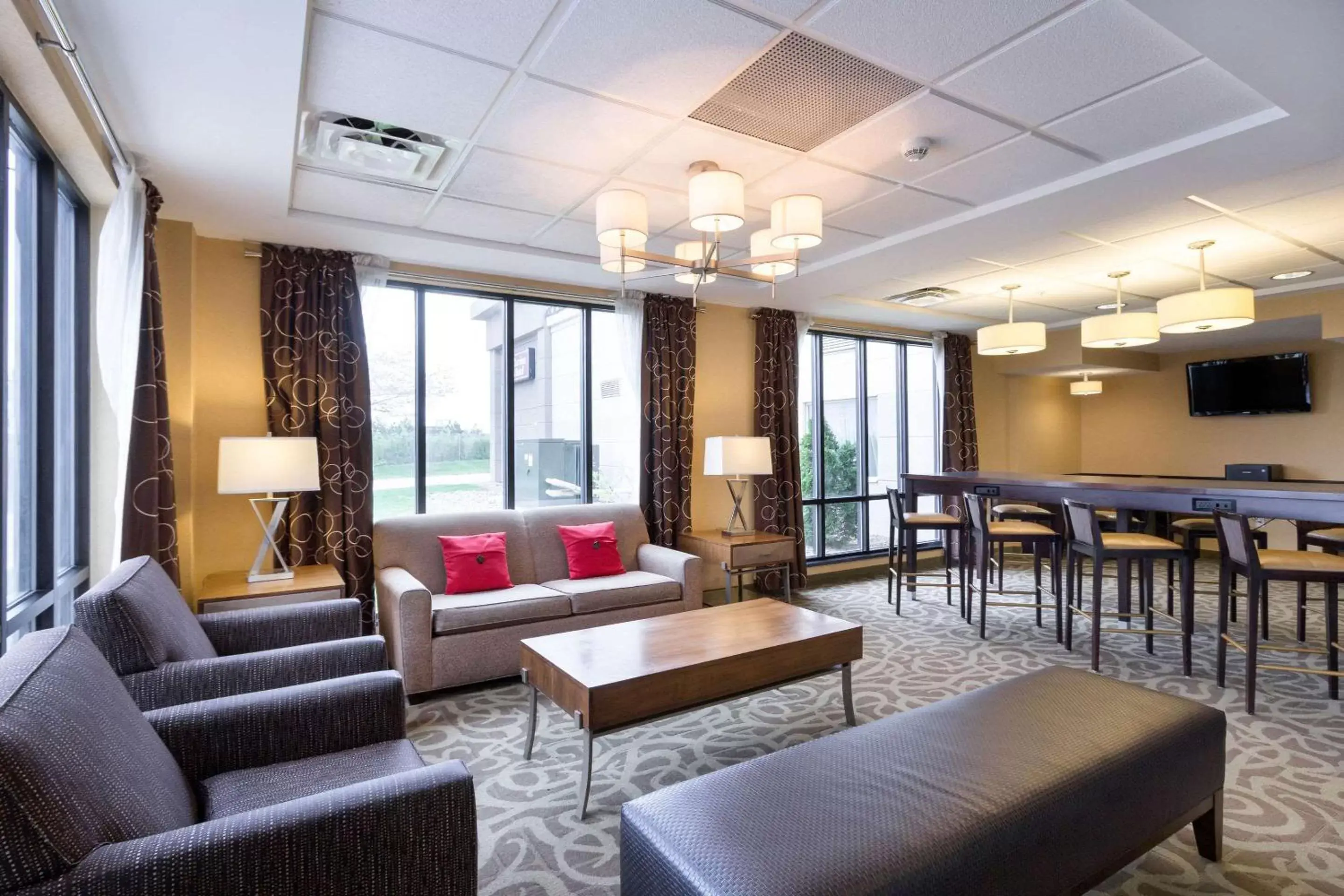 Lobby or reception, Seating Area in Clarion Hotel Beachwood-Cleveland