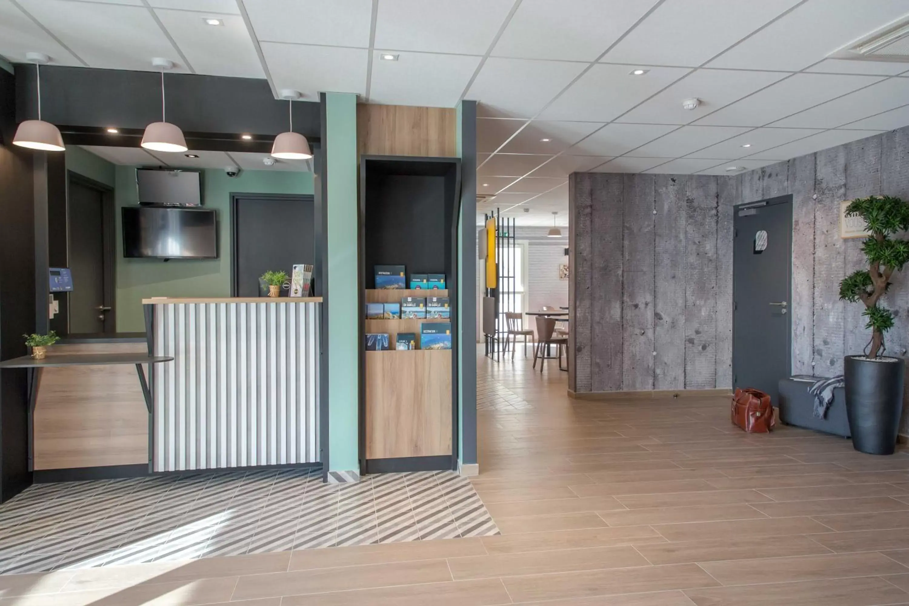 Lobby or reception in B&B HOTEL Sainte-Maxime Golfe de Saint Tropez Lobby or reception in B&B HOTEL Sainte-Maxime Golfe de Saint Tropez