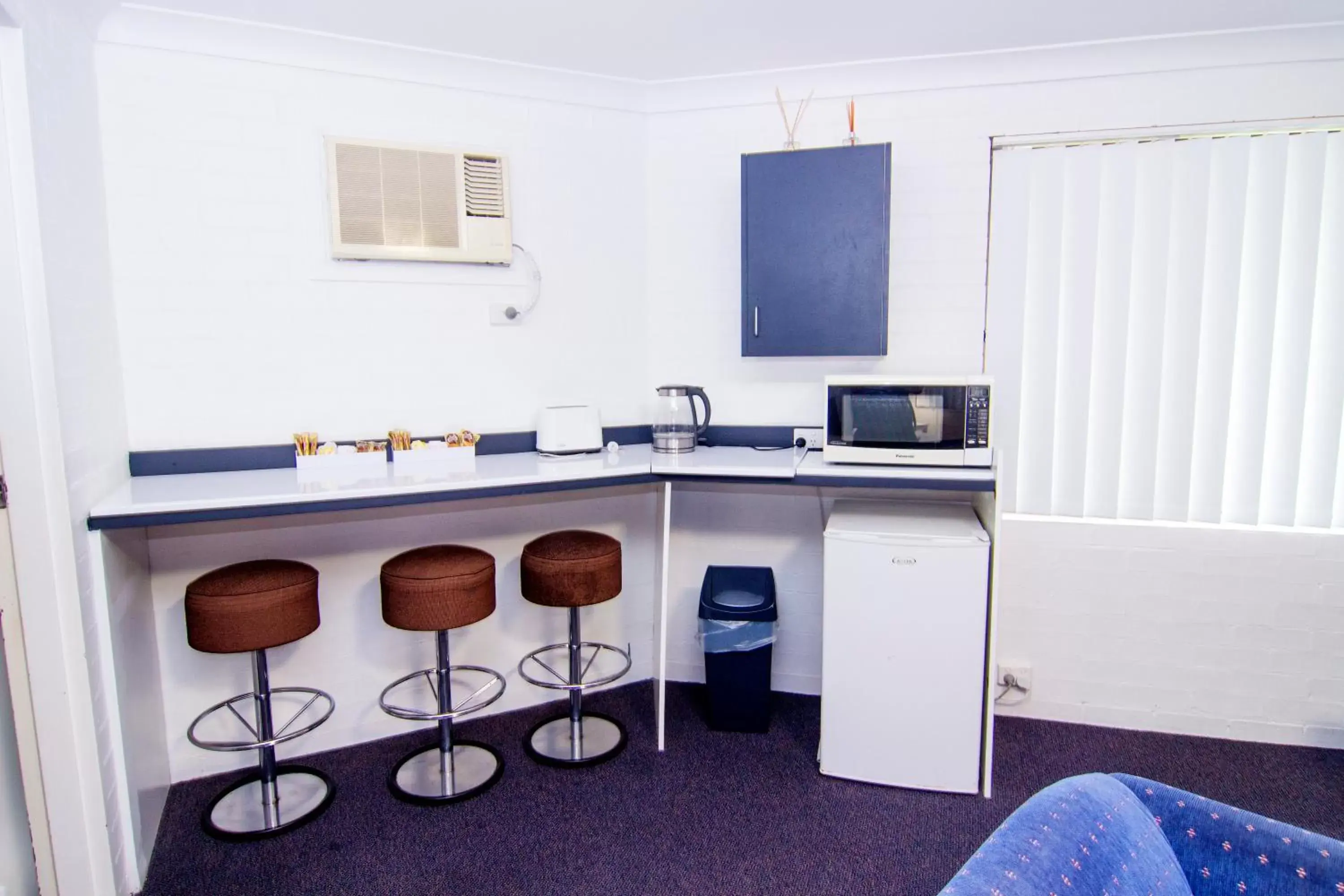 Communal lounge/ TV room, TV/Entertainment Center in Crescent Motel Taree