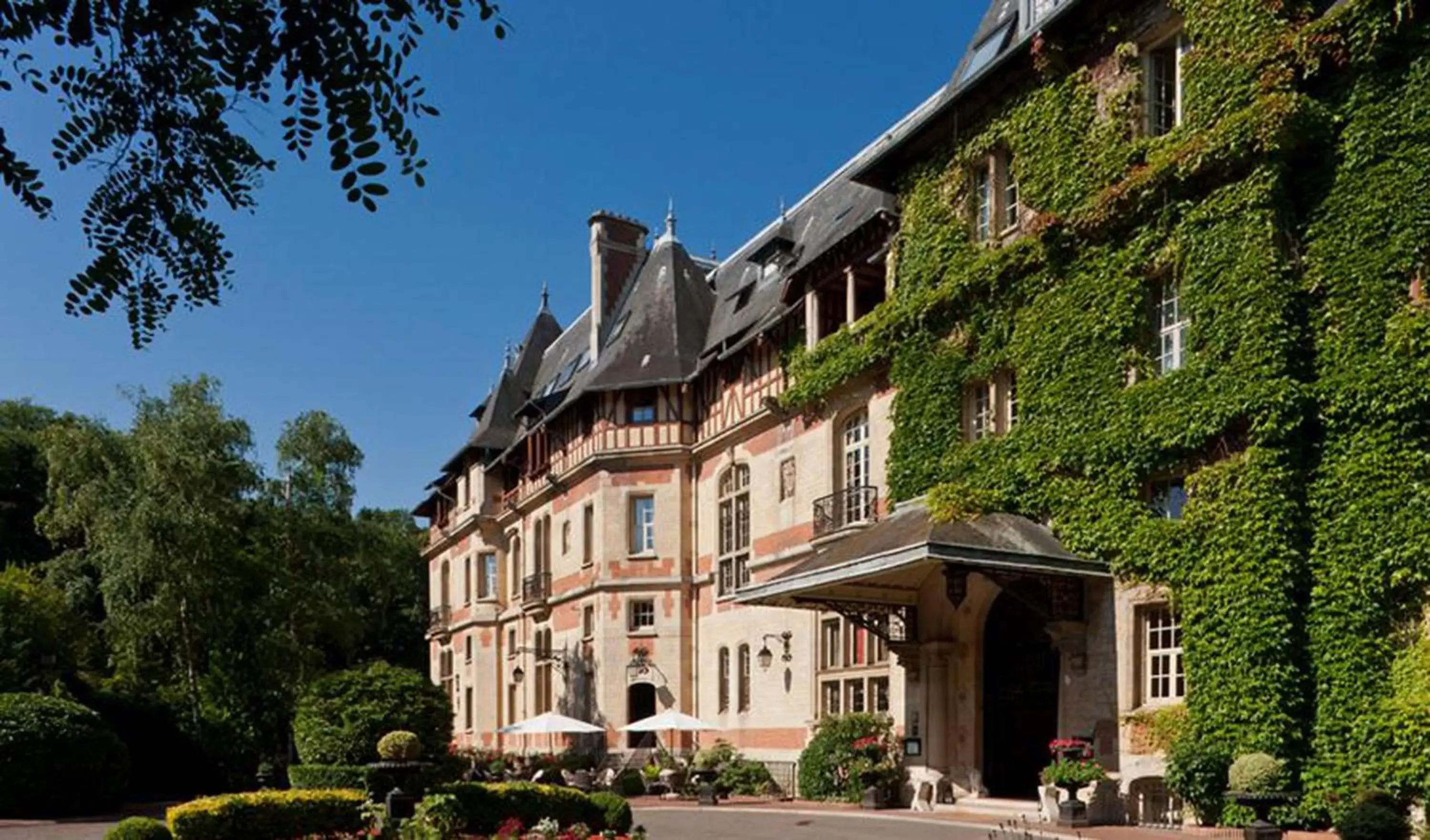 Facade/entrance, Property Building in Chateau de Montvillargenne