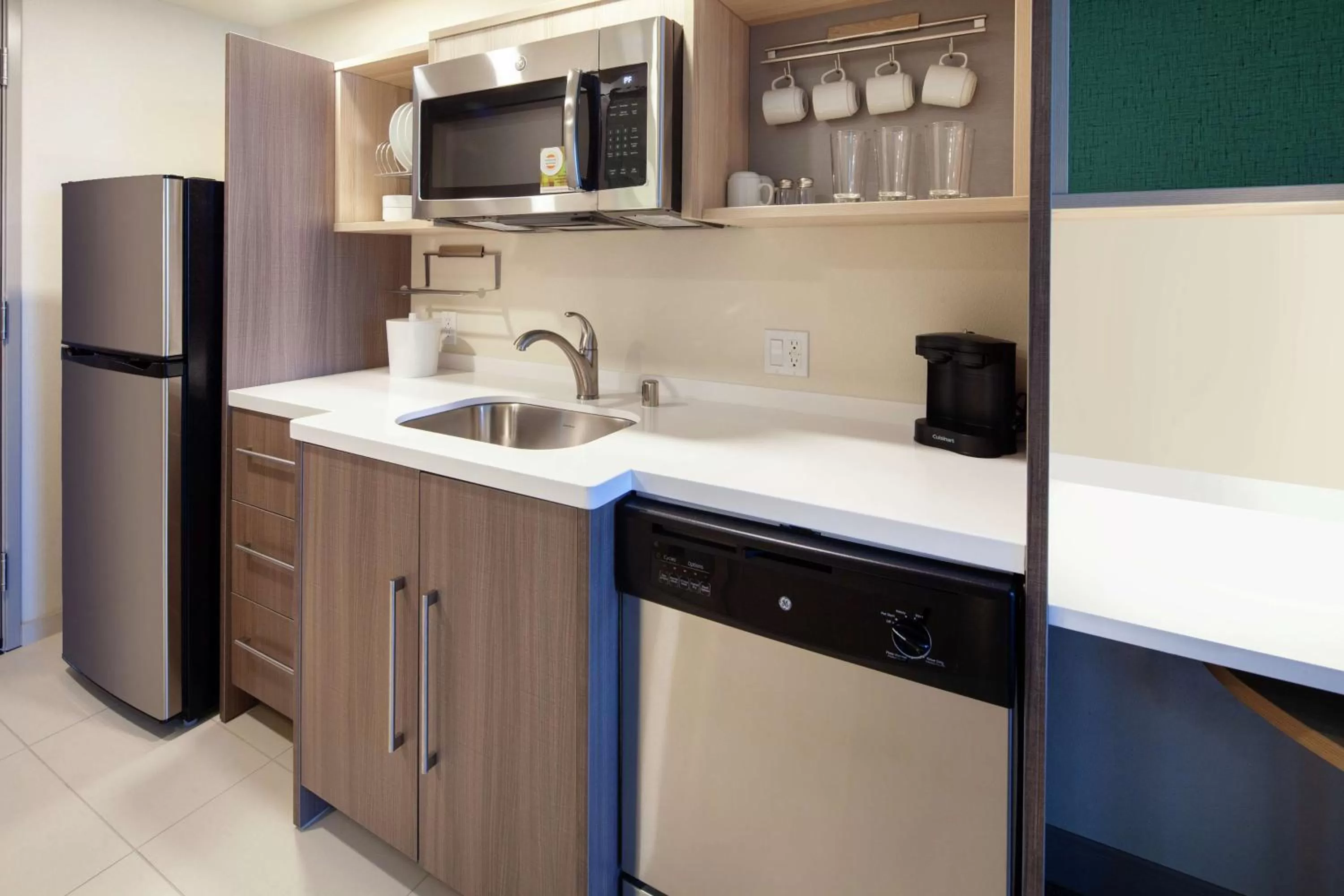 Kitchen or kitchenette in Home2 Suites By Hilton Alameda Oakland Airport