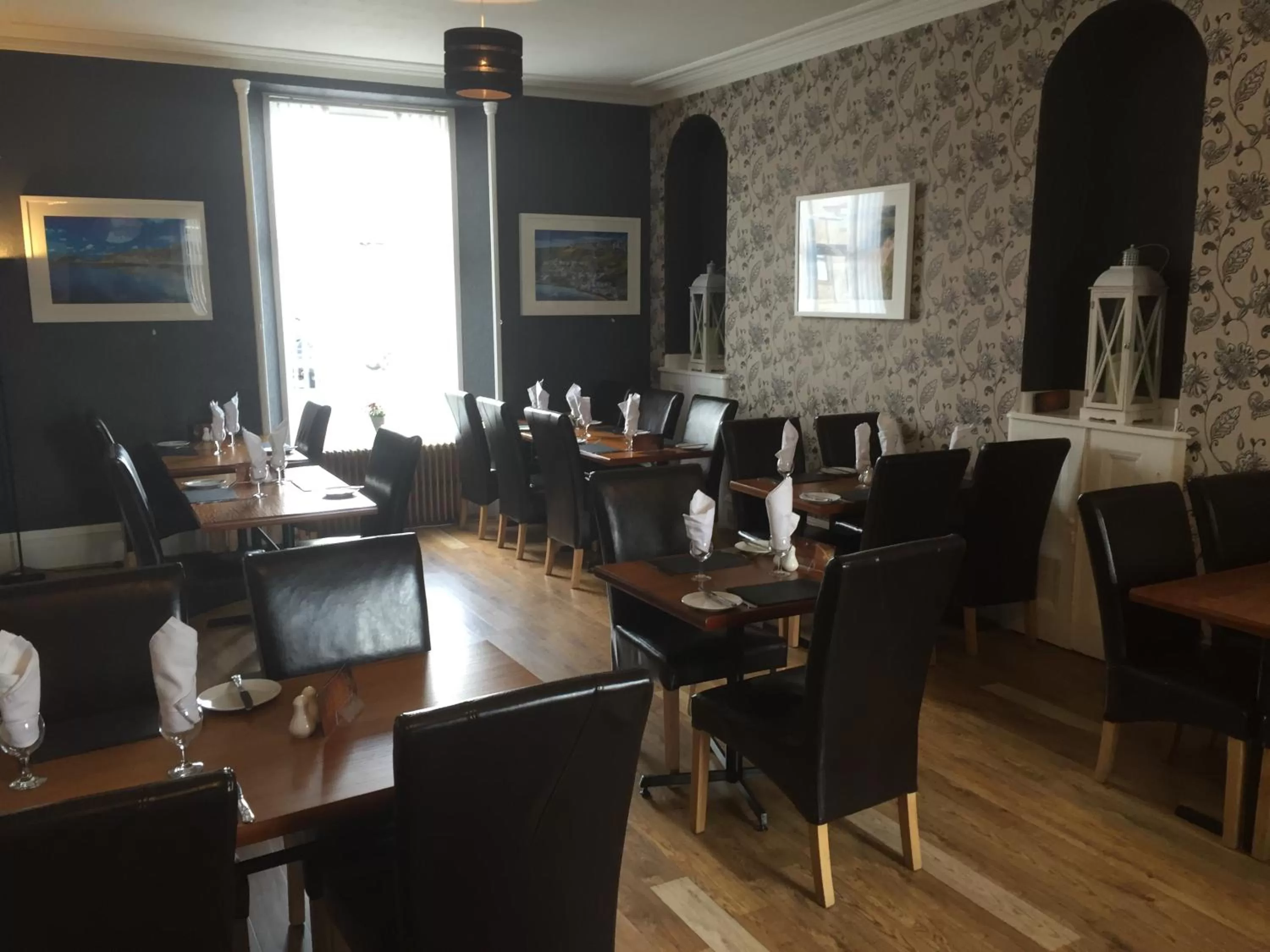 Restaurant/places to eat in The Davron Hotel