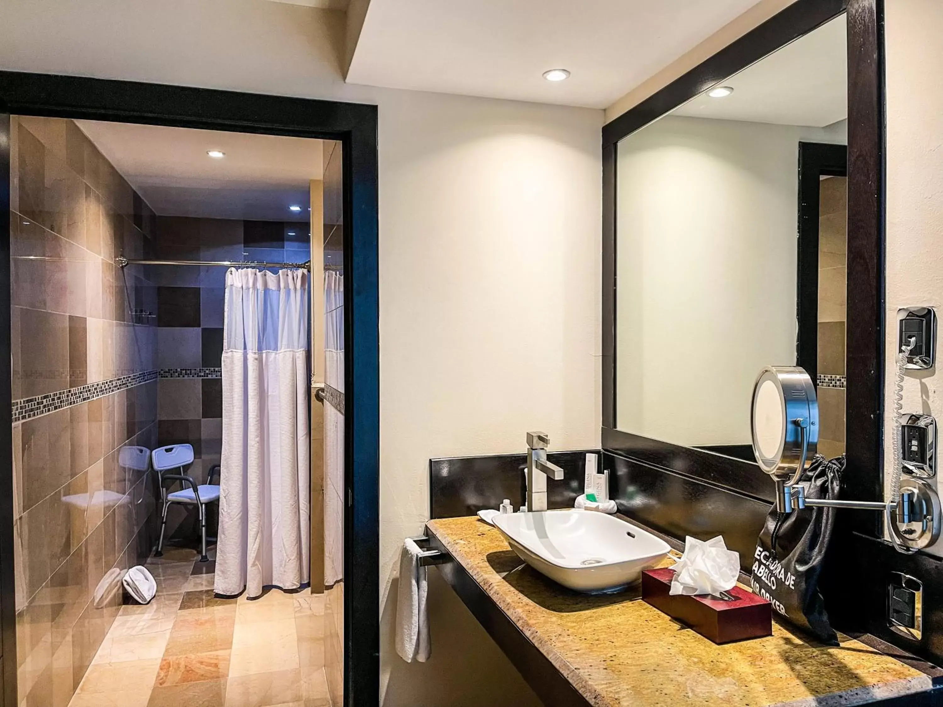 Shower, Bathroom in Hotel Diamante Queretaro