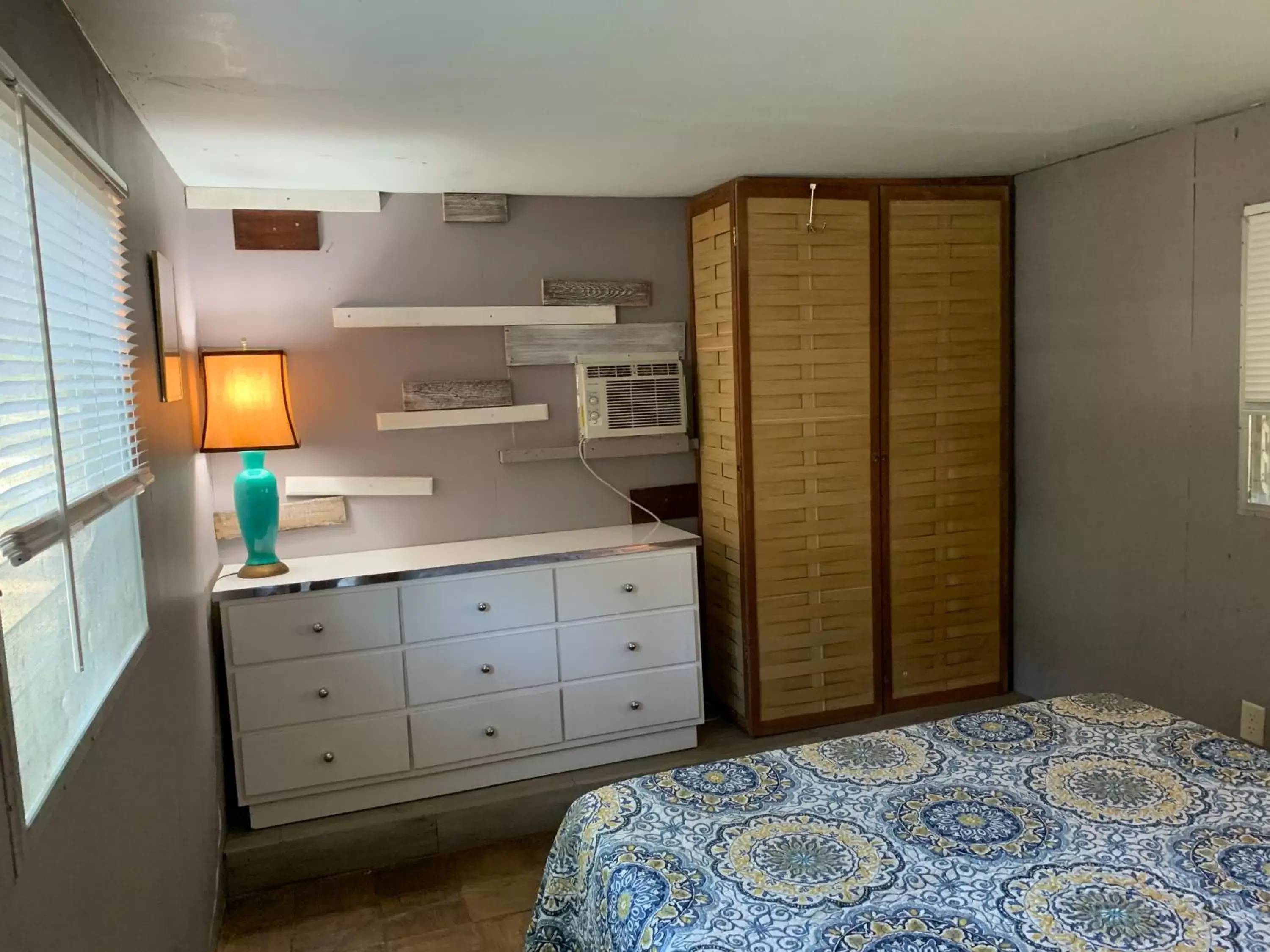 Bedroom, Kitchen/Kitchenette in Nature Coast Inn & Cottages