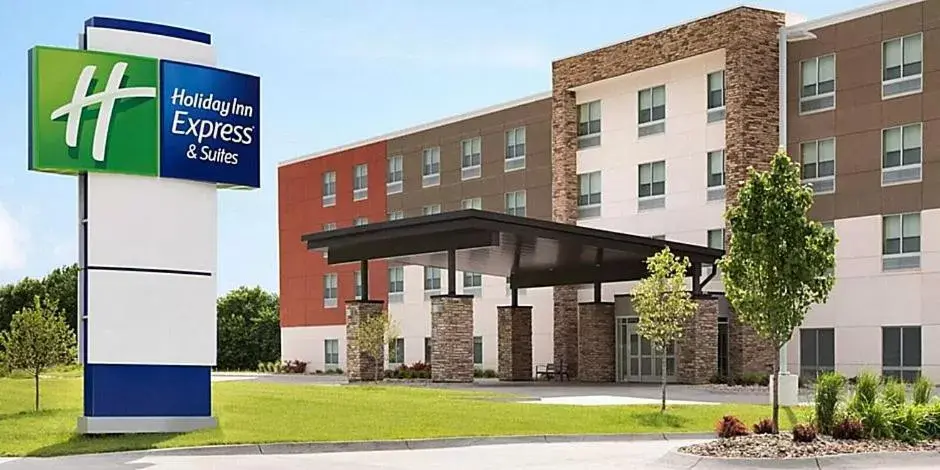 Property Building in Holiday Inn Express & Suites - Lumberton, an IHG Hotel