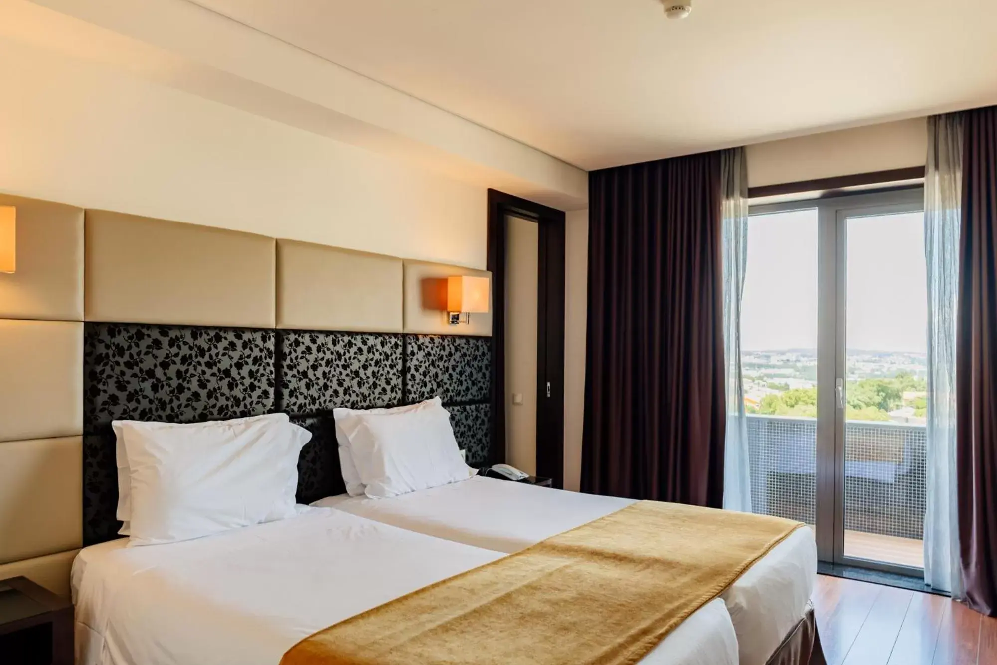 Balcony/Terrace, Bed in Axis Porto Business & Spa Hotel