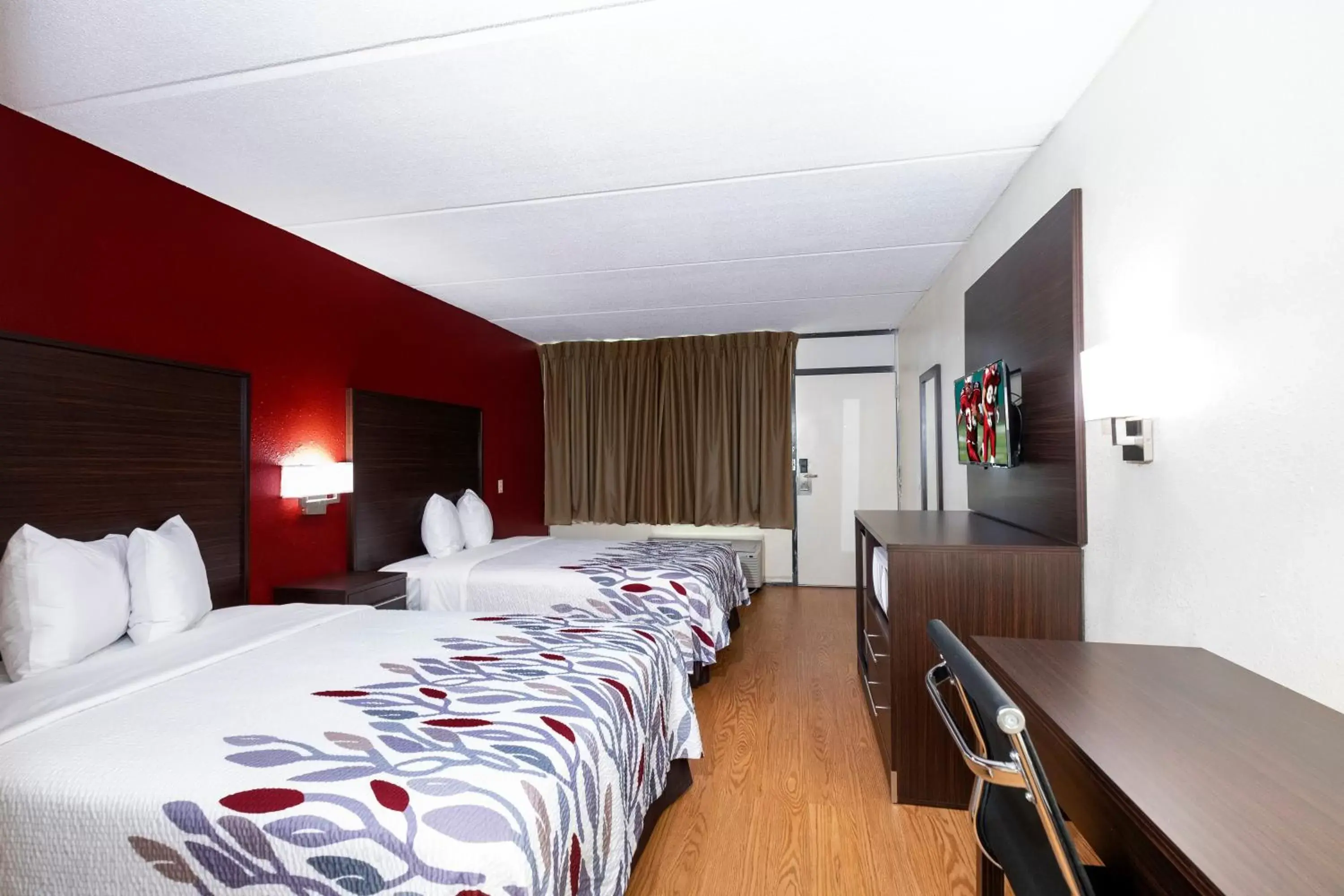 Photo of the whole room, Bed in Red Roof Inn Kenly - I-95 Photo of the whole room, Bed in Red Roof Inn Kenly - I-95
