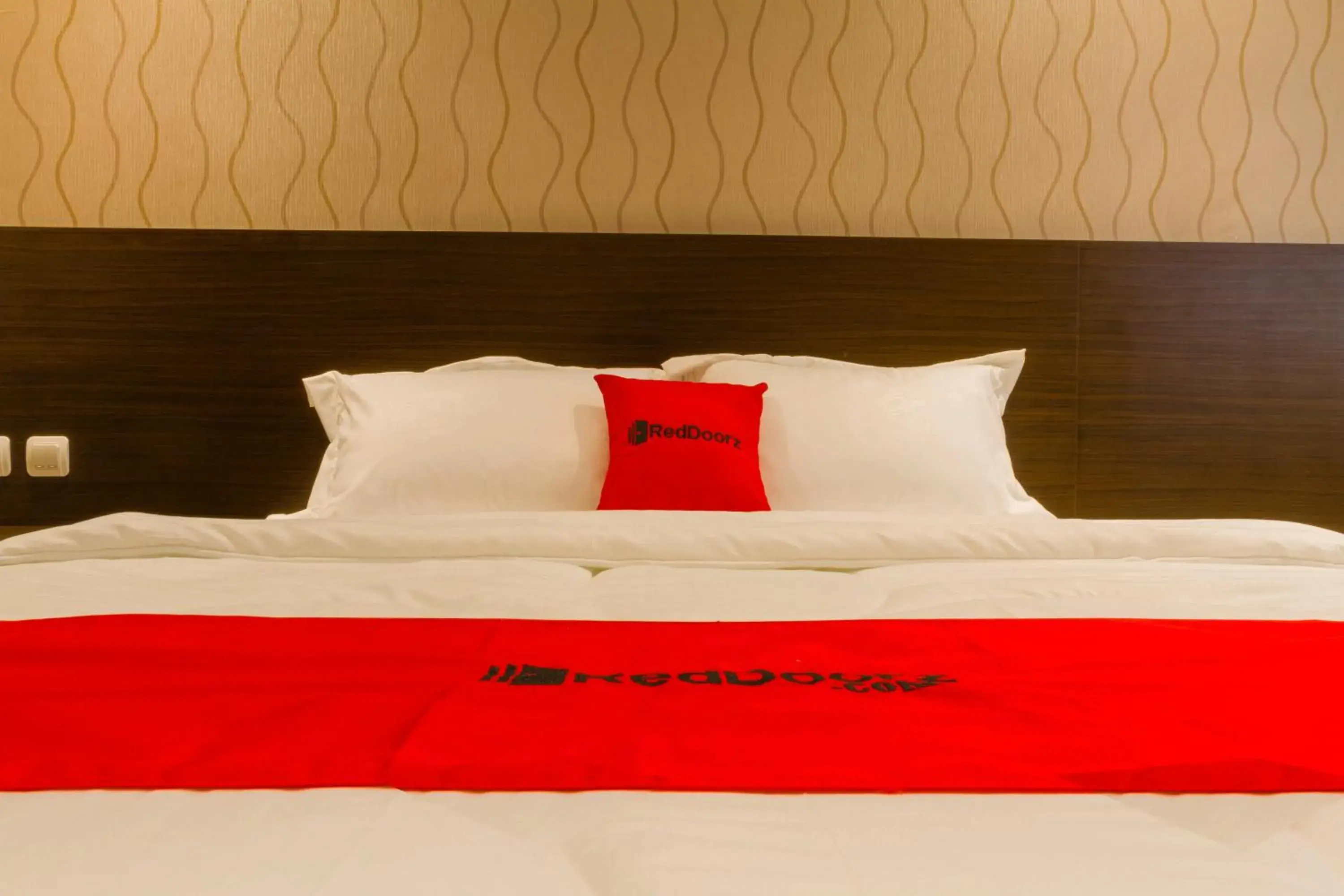 Bedroom, Bed in RedDoorz Plus @ Dipatiukur
