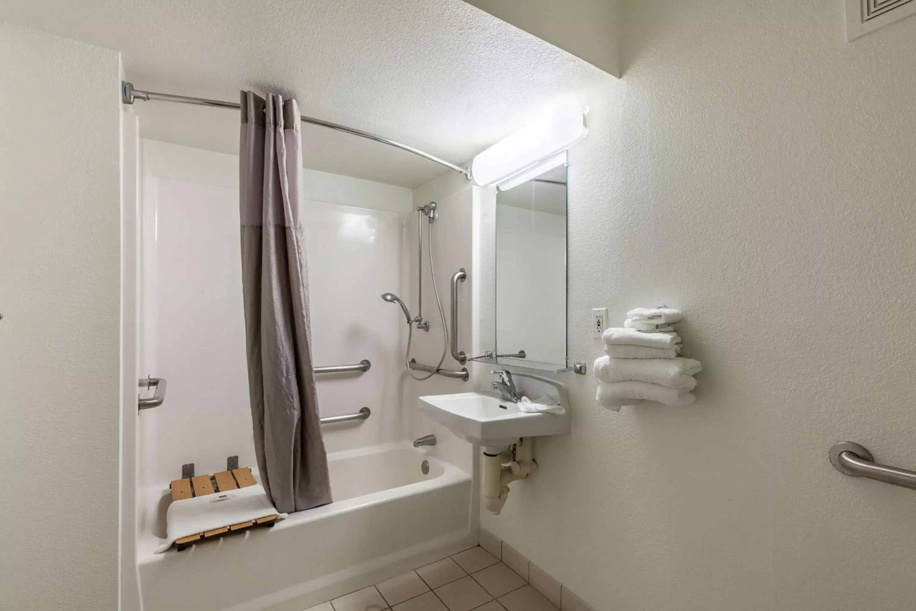 Shower, Bathroom in Motel 6-Webster, TX - Houston - Nasa Lake