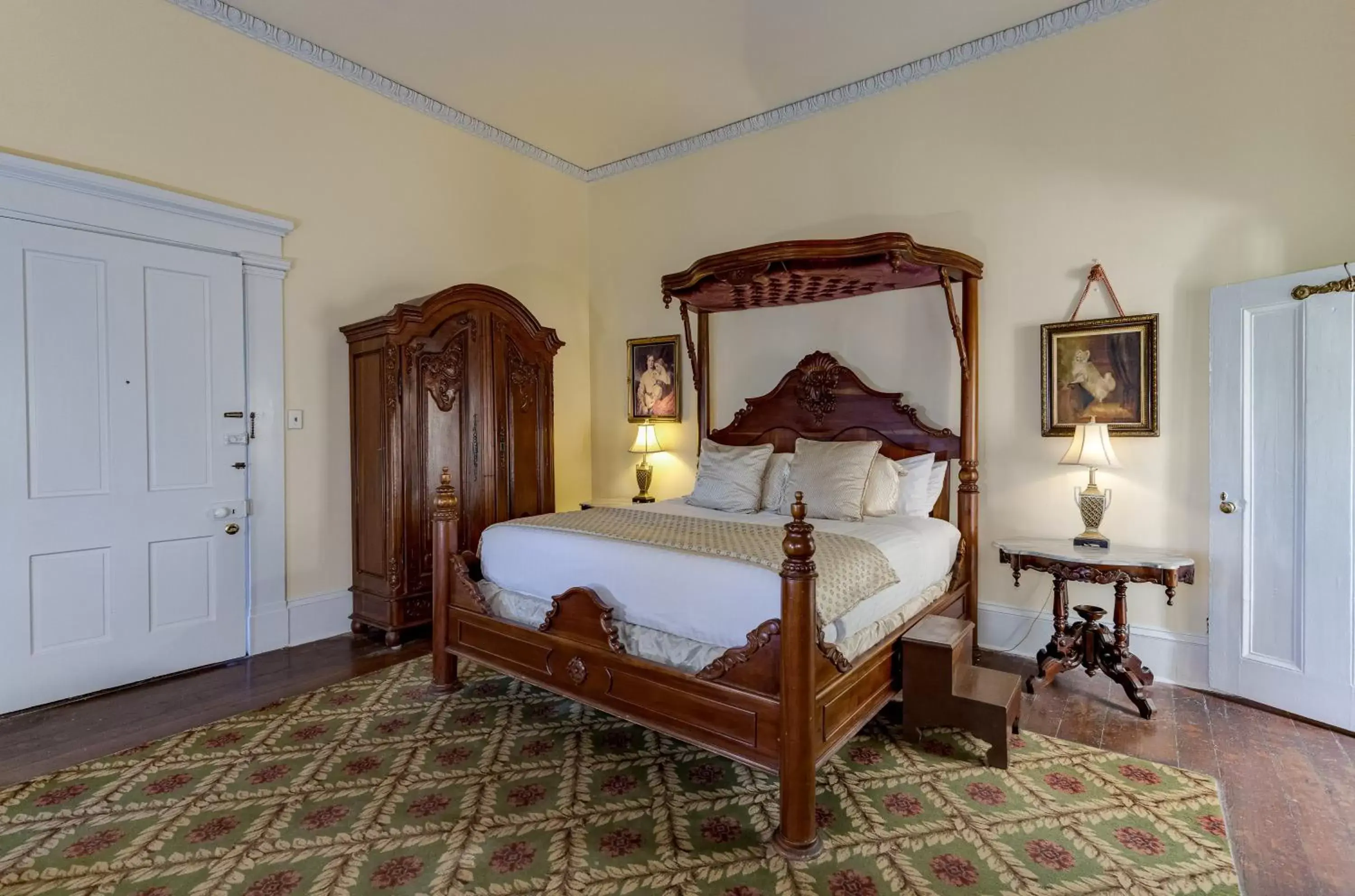 Deluxe King Room in The Inn at Cedar Grove