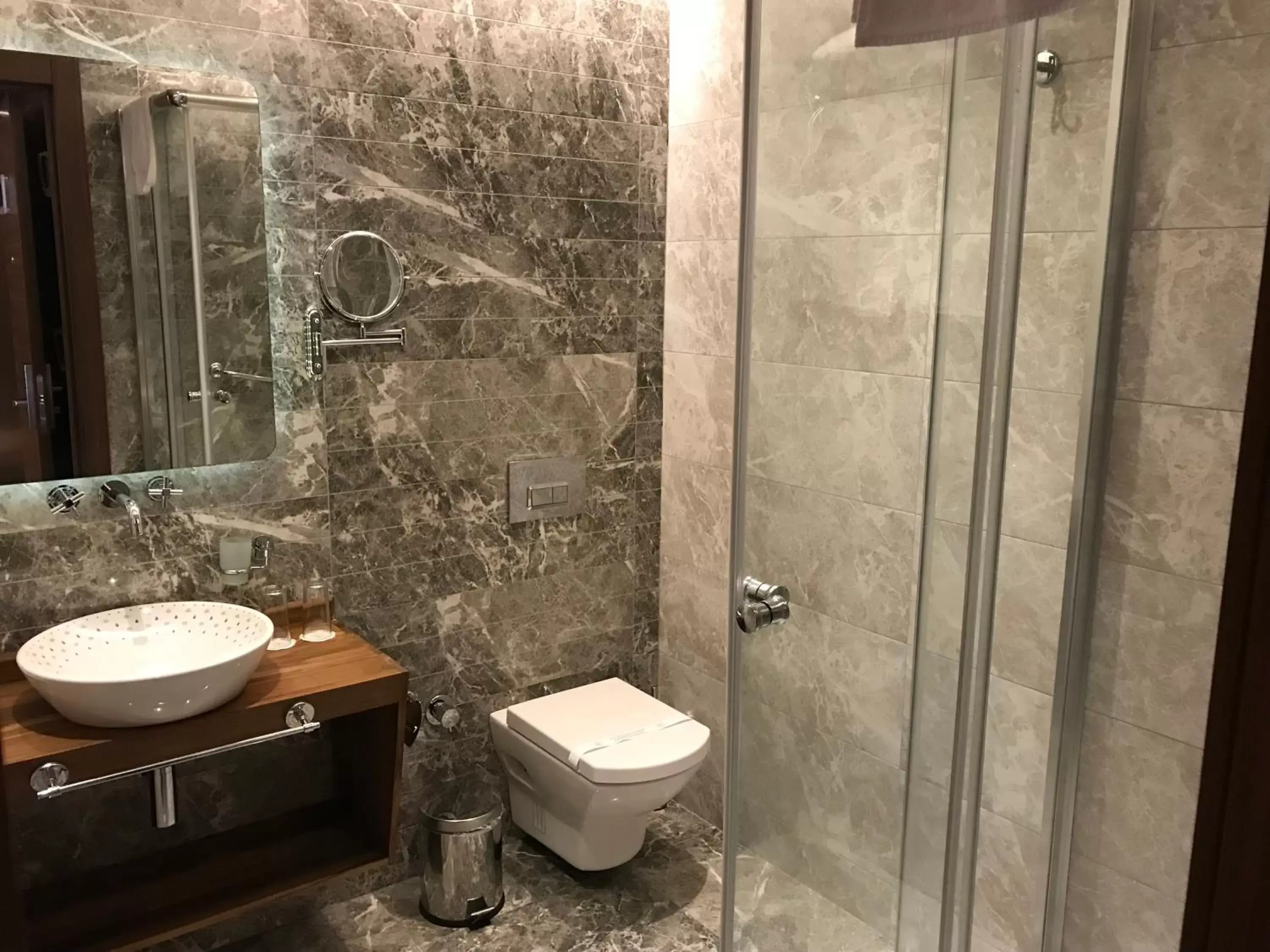 Shower, Bathroom in Old Port Hotel