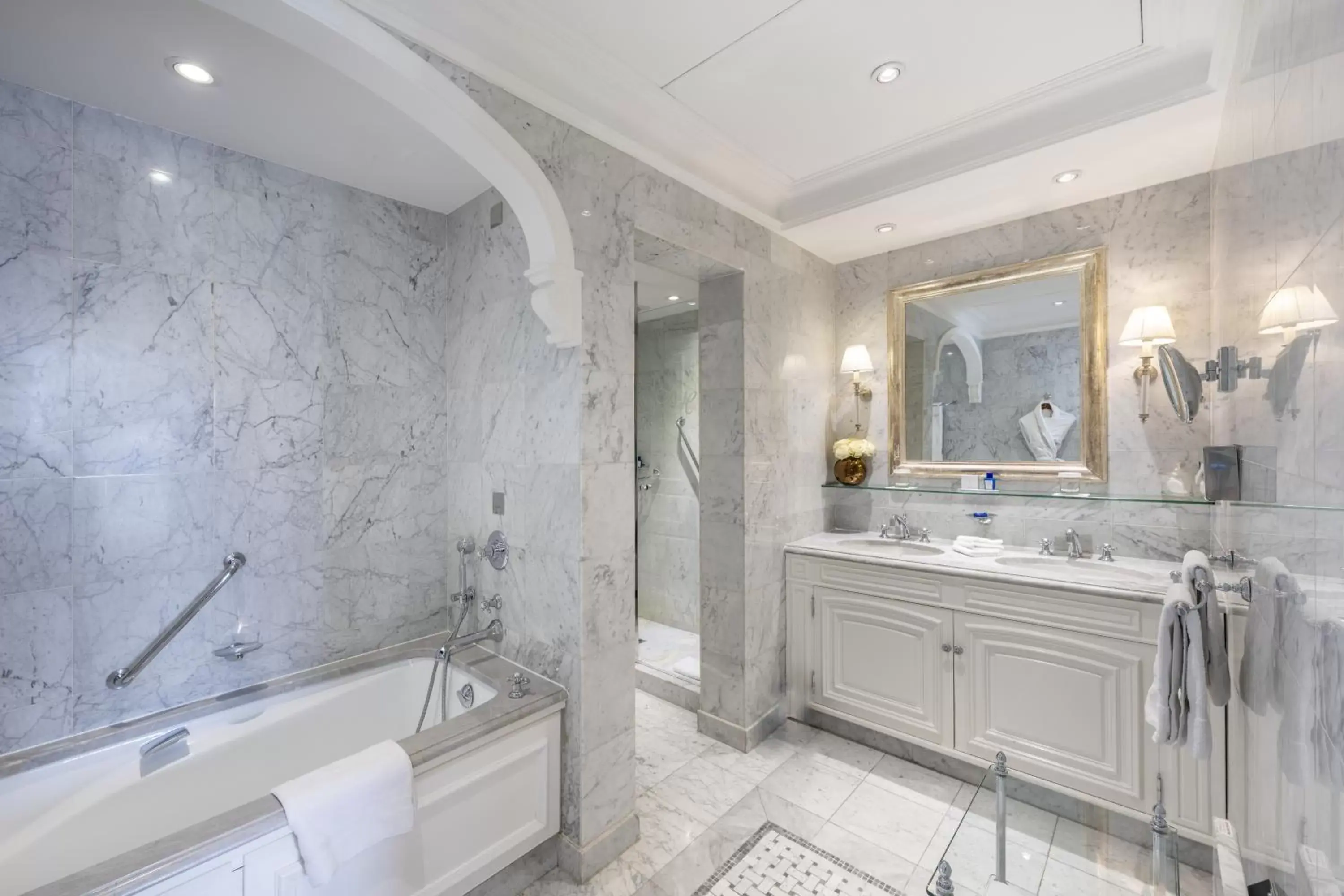 Bathroom in Hôtel Hermitage Monte-Carlo