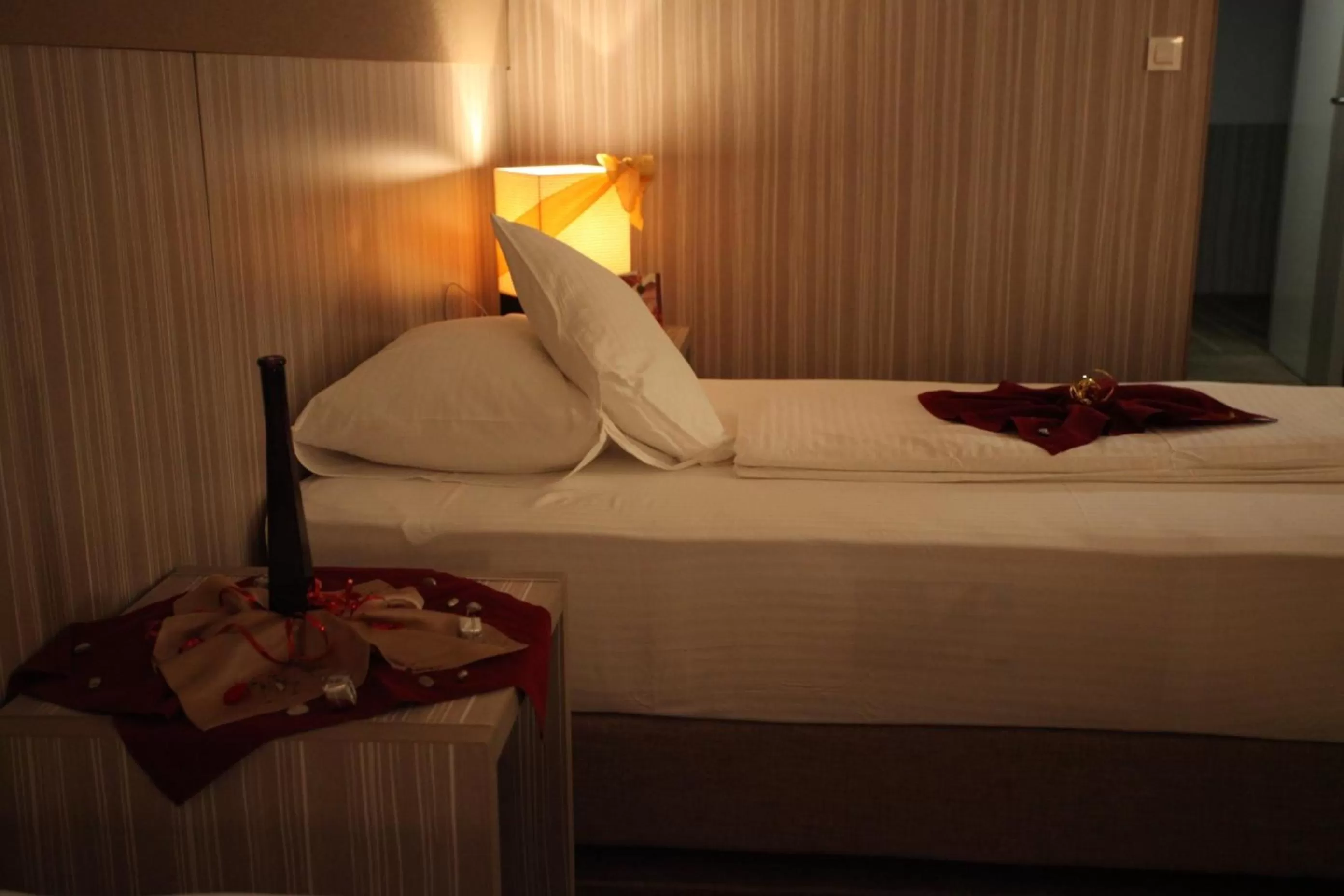 Bed in Hollywood Hotel