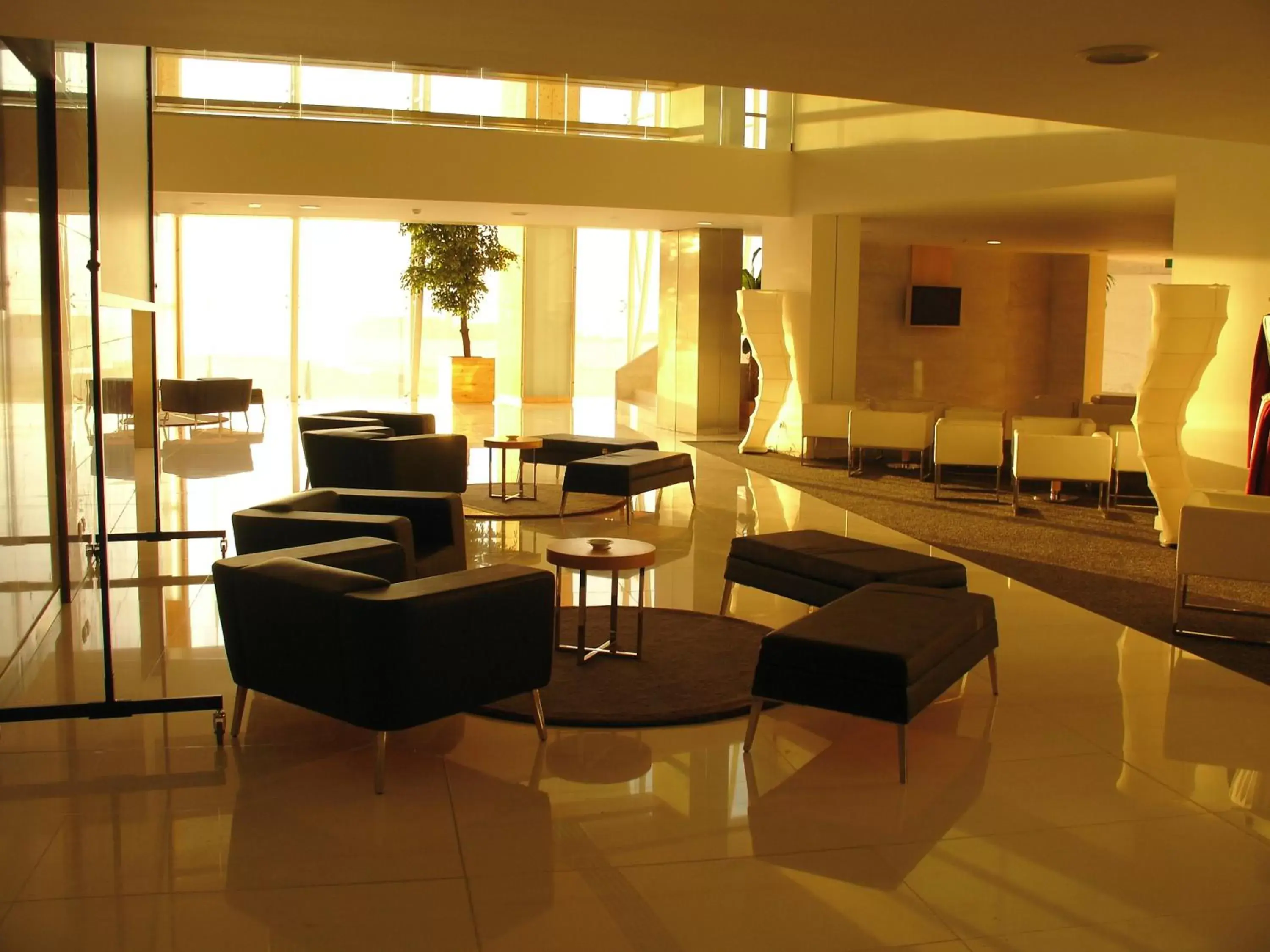 Lobby or reception, Lounge/Bar in VIP Executive Azores Hotel