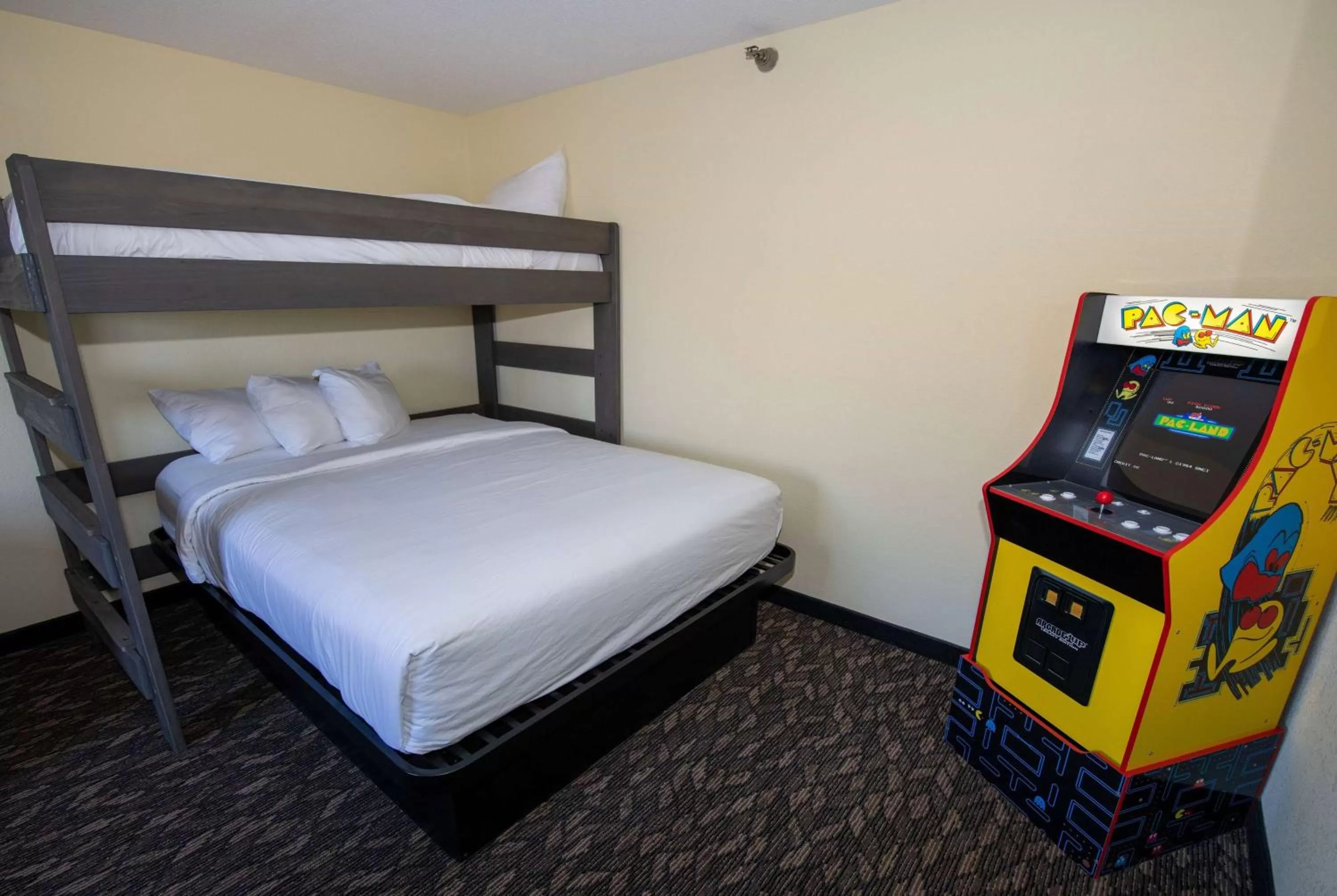 Photo of the whole room, Bed in Super 8 by Wyndham Gettysburg