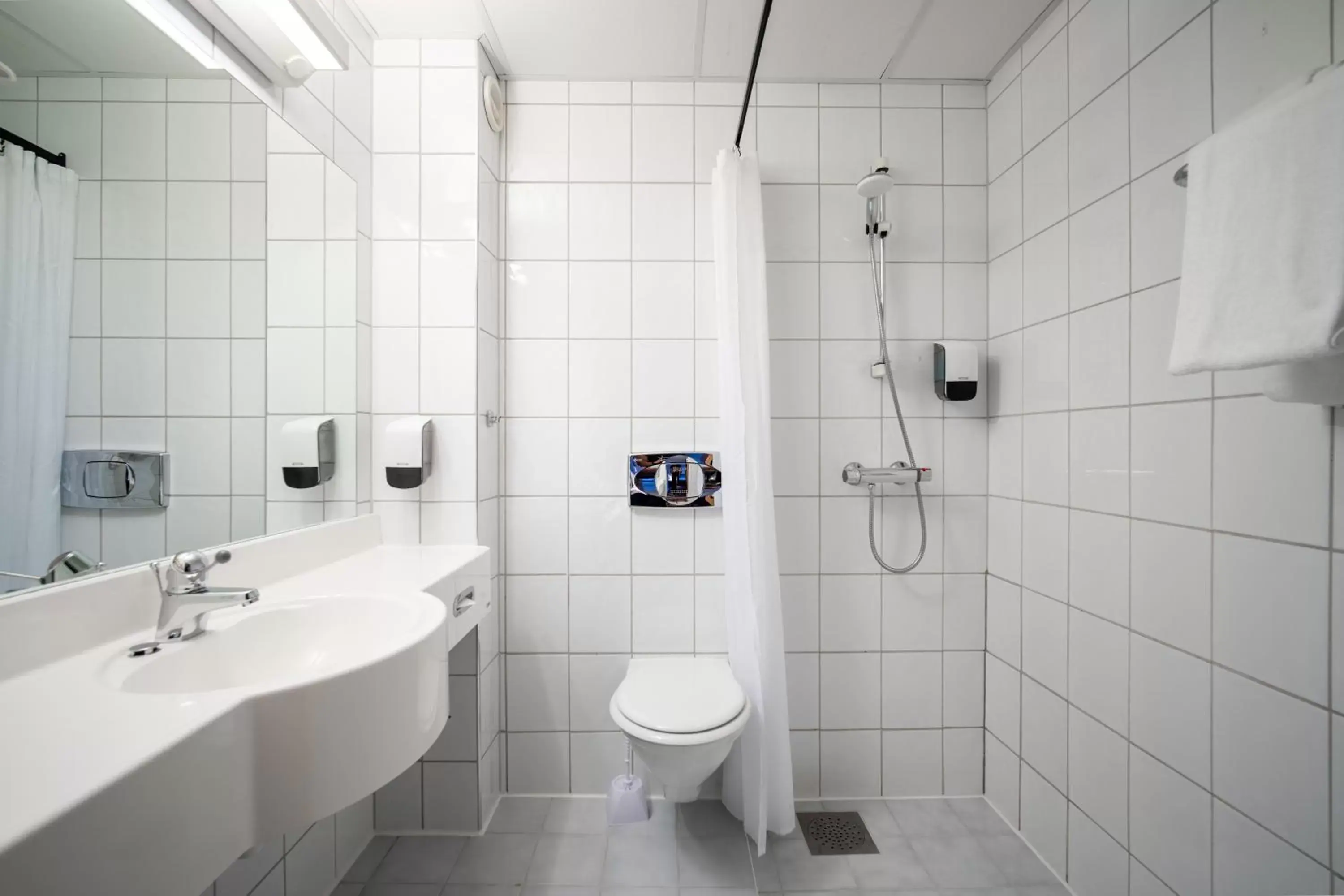 Shower, Bathroom in Enter Amalie Hotel