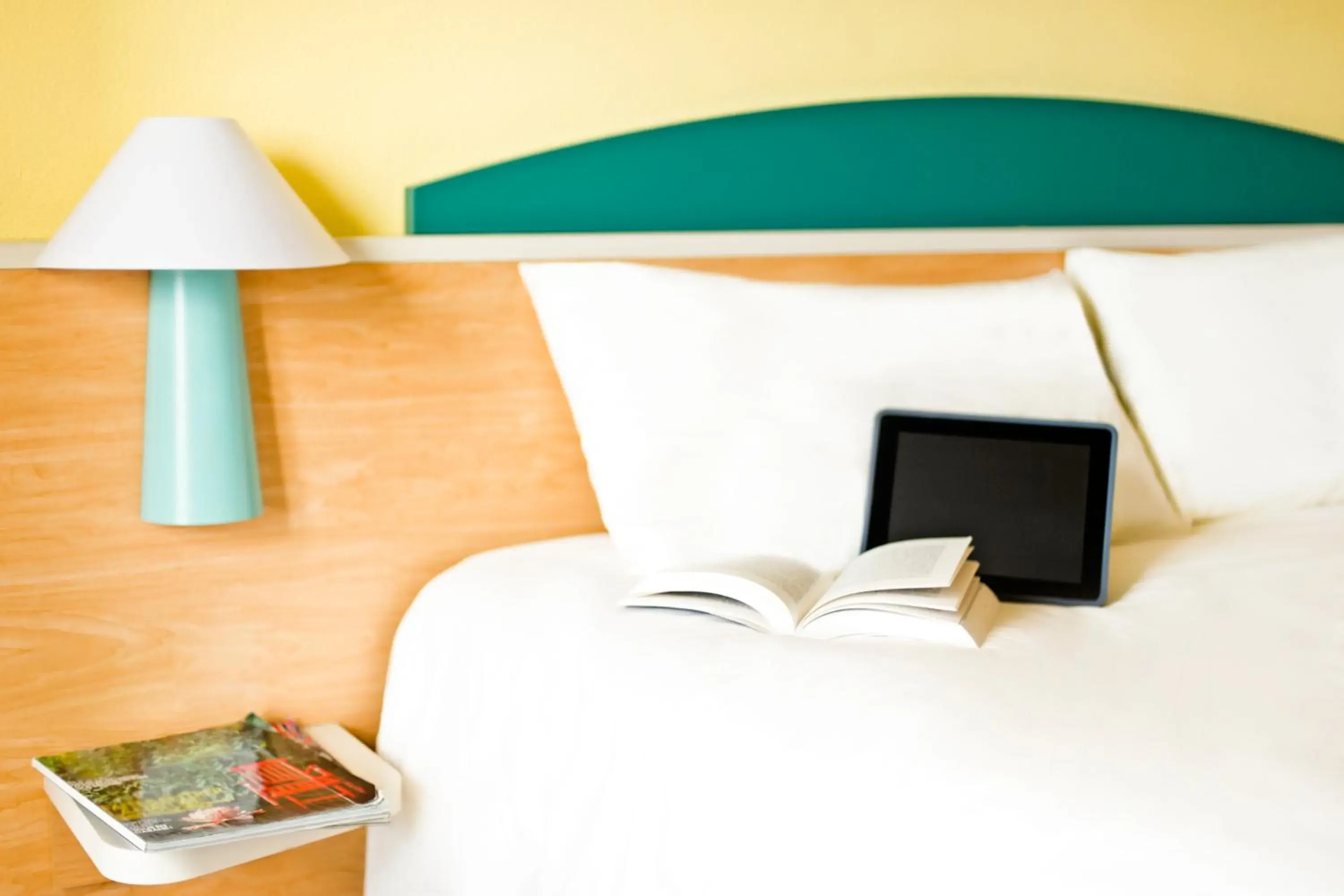 Bed, TV/Entertainment Center in Ibis Barcelona Molins de Rei