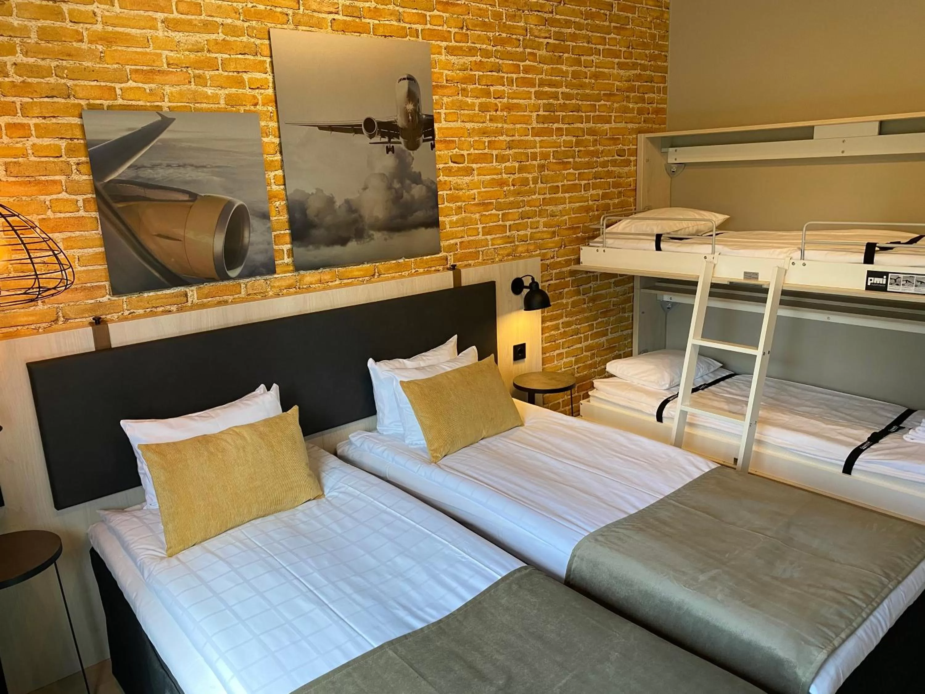 Bedroom, Bed in Skyline Airport Hotel