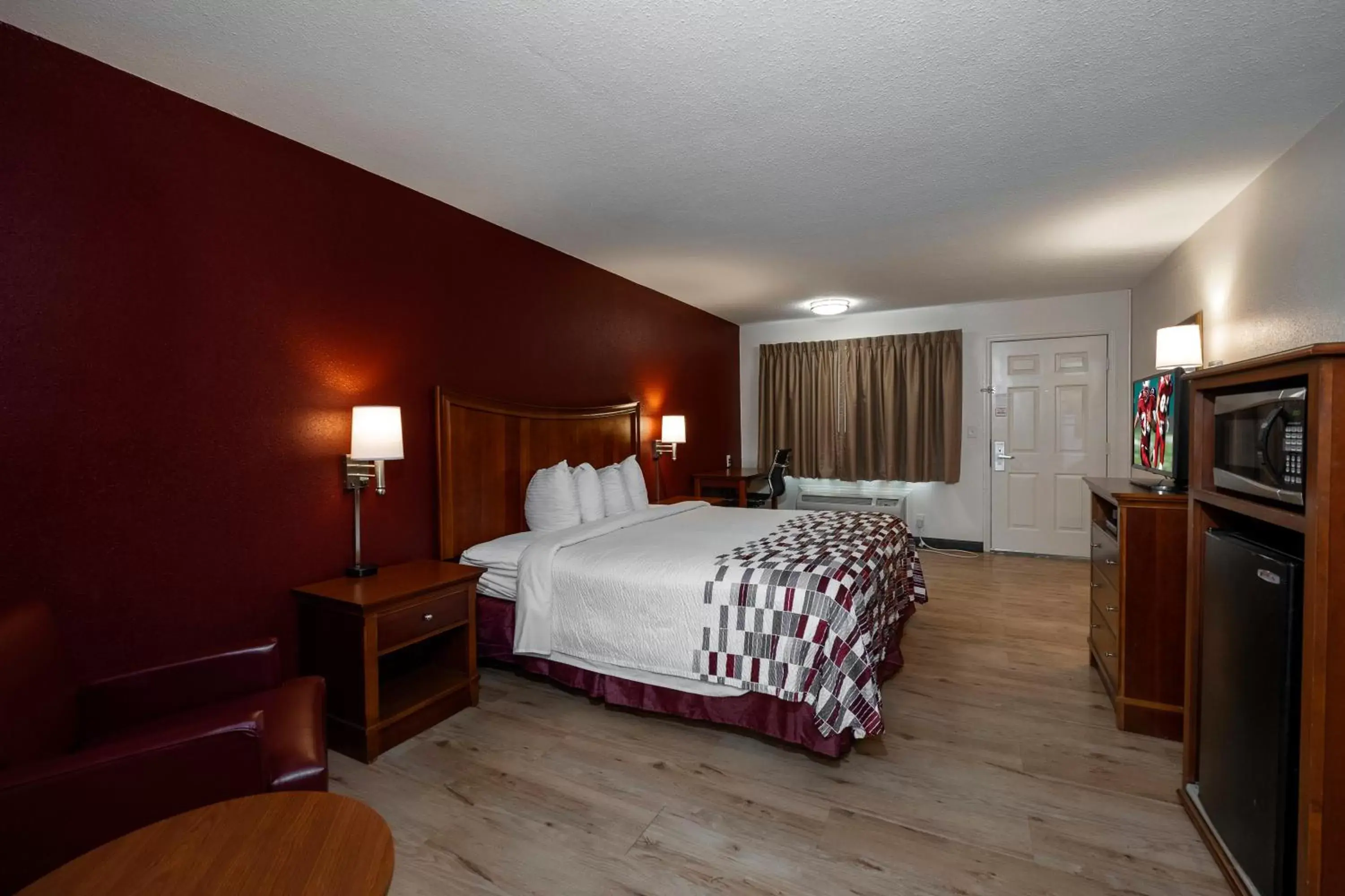 Photo of the whole room, Bed in Red Roof Inn Dothan Photo of the whole room, Bed in Red Roof Inn Dothan