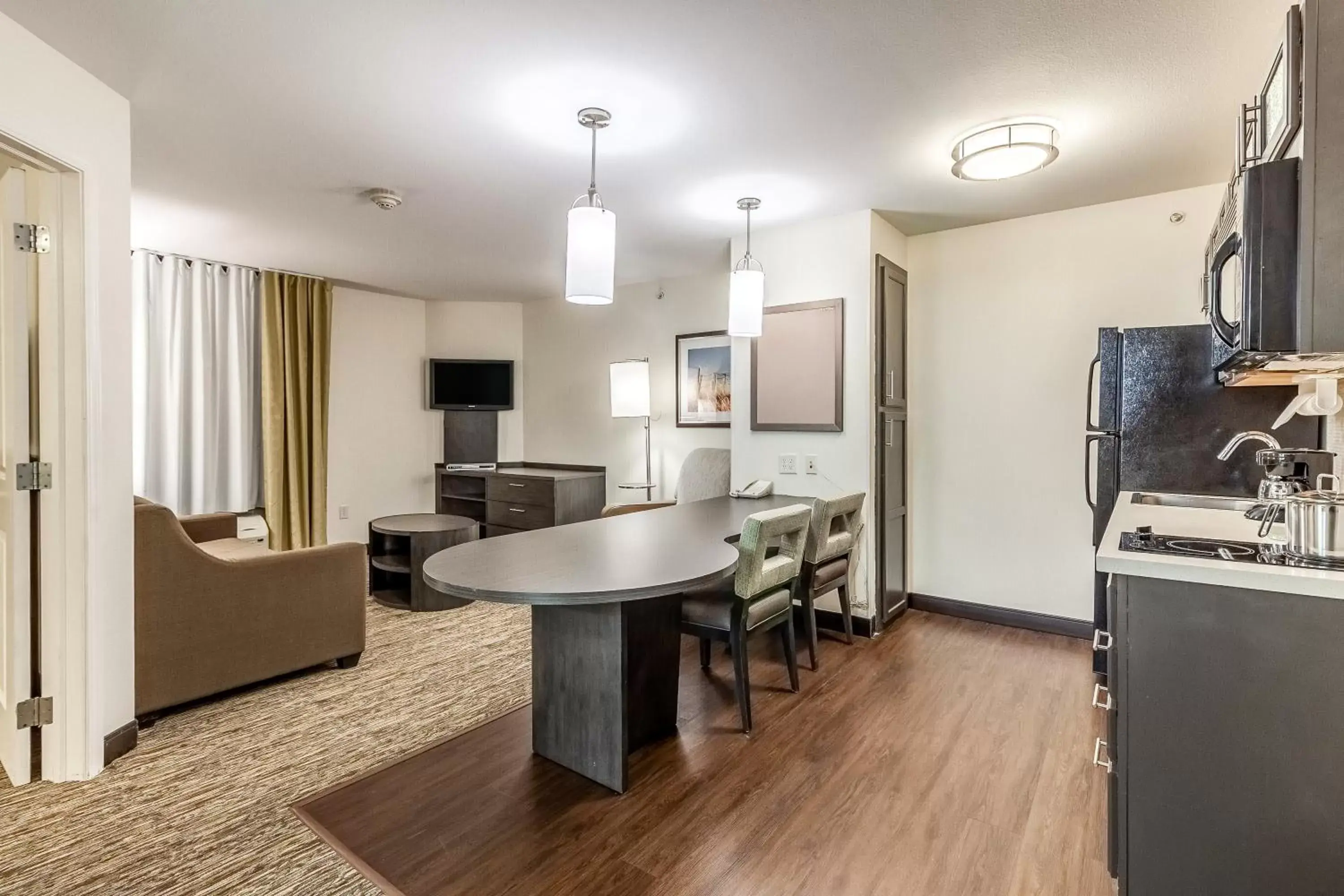 Photo of the whole room, Kitchen/Kitchenette in Candlewood Suites Lincoln, an IHG Hotel