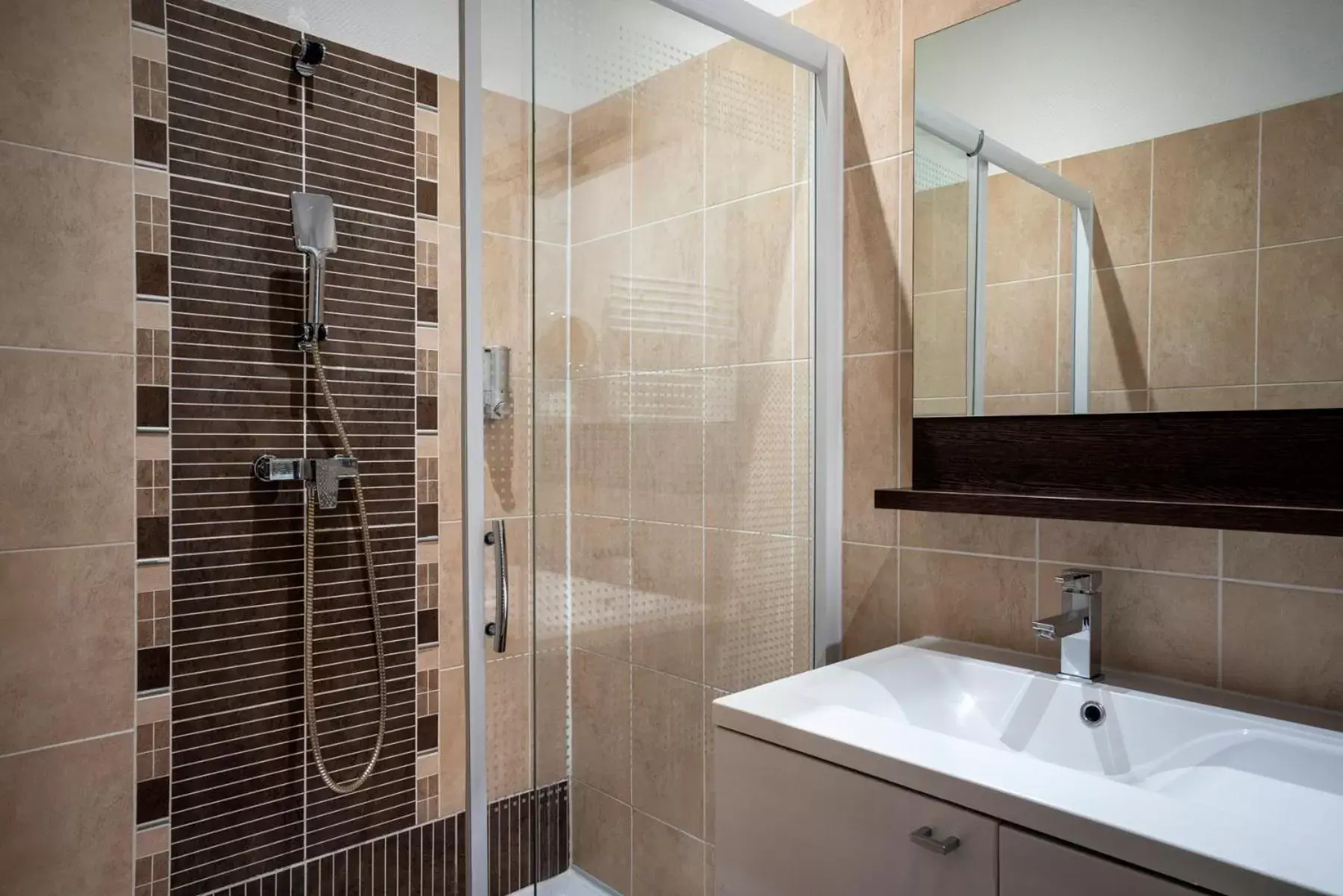 Shower, Bathroom in Hotel Voltaire Opera Nantes Centre