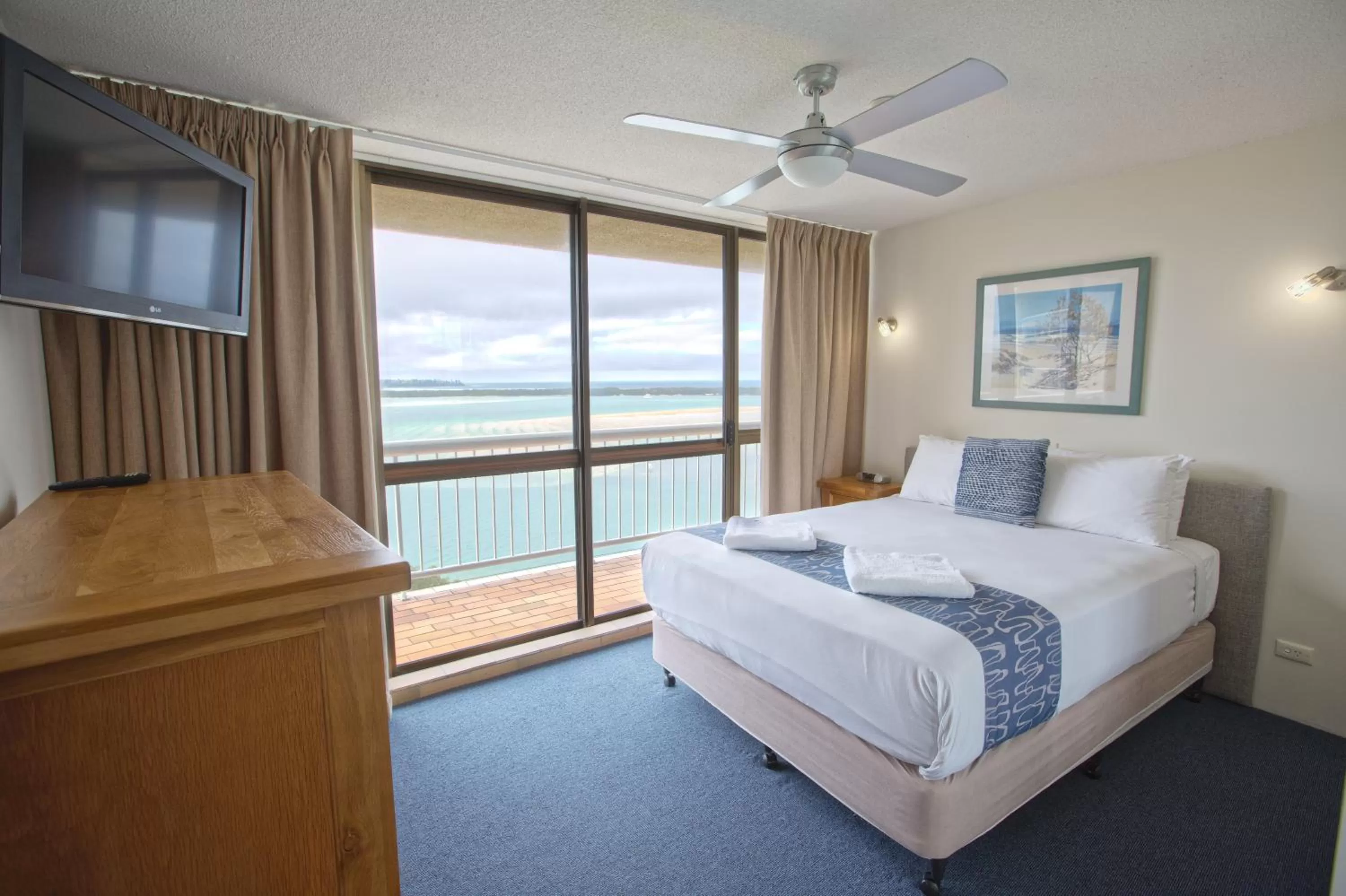 Property building, Bed in Gemini Resort