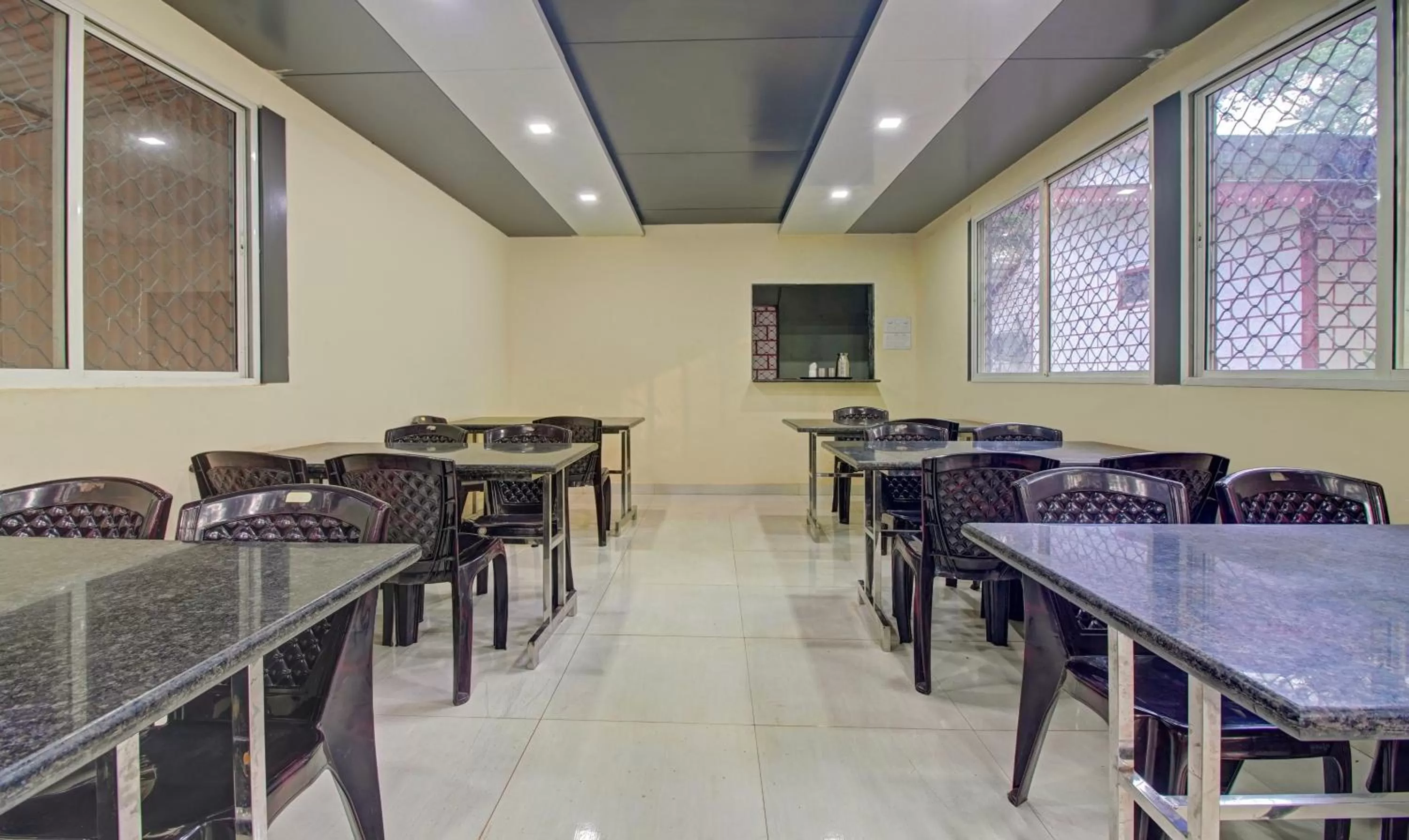 Restaurant/Places to Eat in Treebo Trend Shalimar In The Forest Matheran