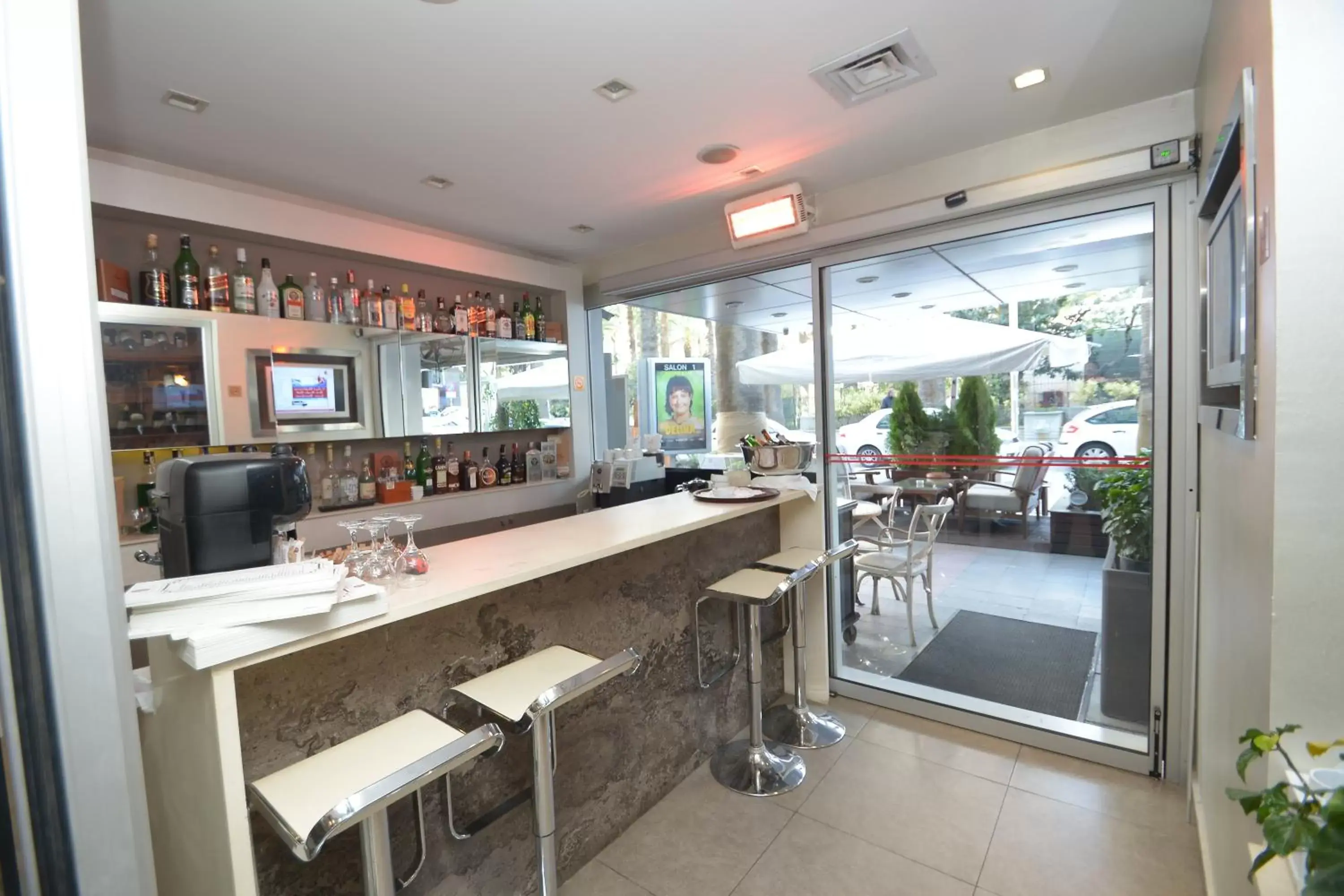 Lounge or bar, Restaurant/Places to Eat in Karaca Hotel