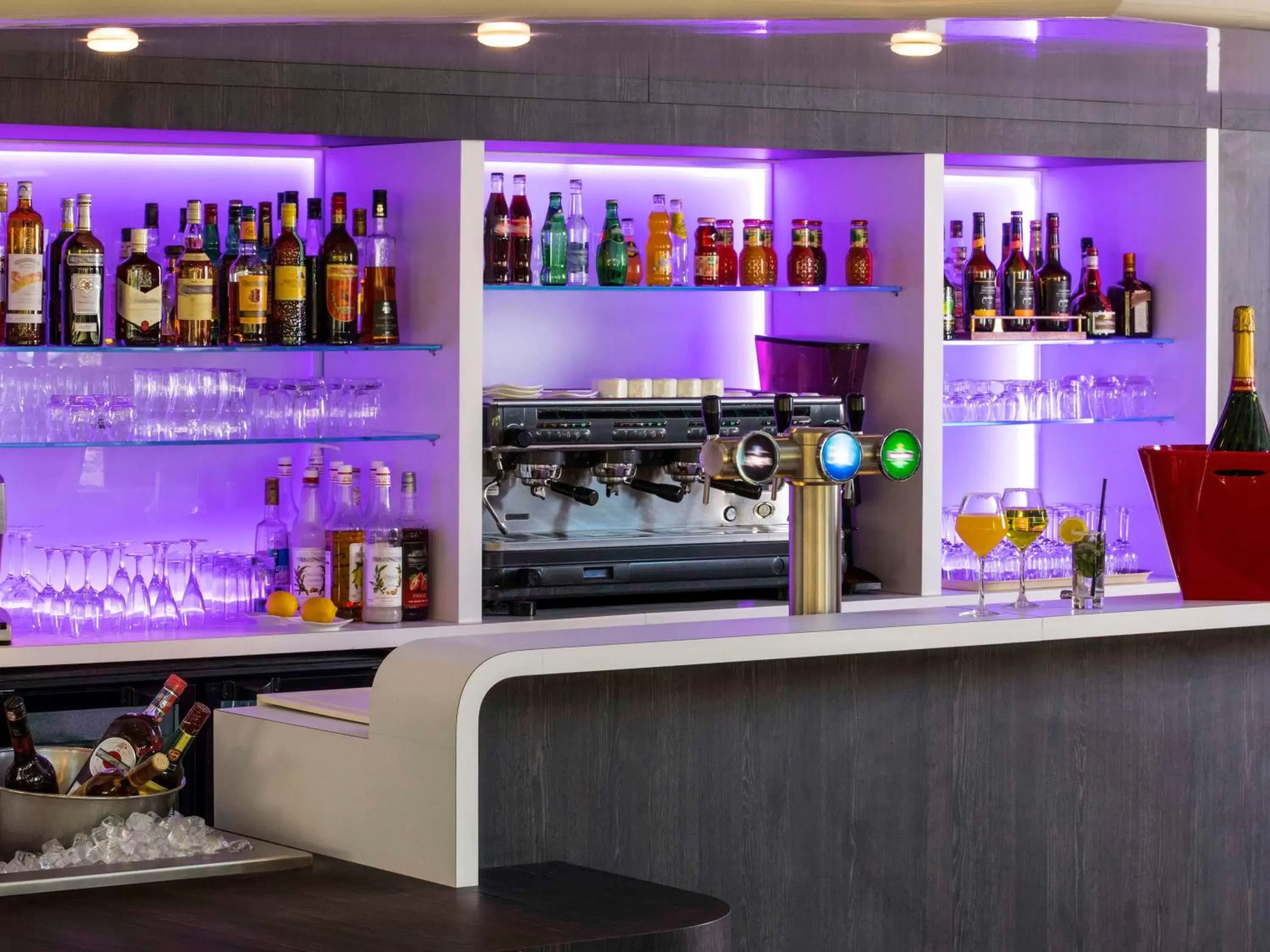 Lounge or bar, Lounge/Bar in Hotel Ibis styles Lisieux ex Mercure