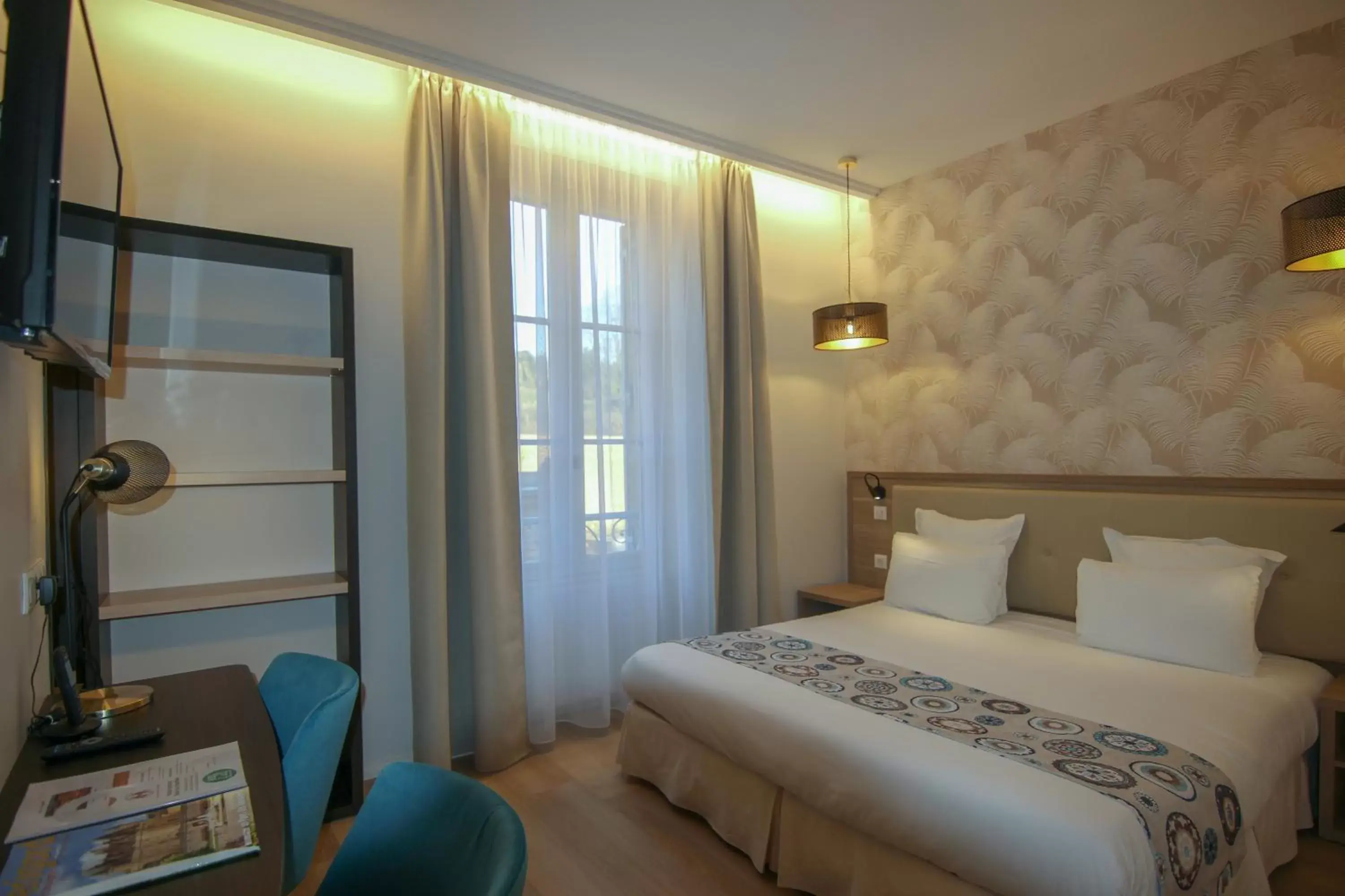 Photo of the whole room, Bed in Hôtel Montaigne